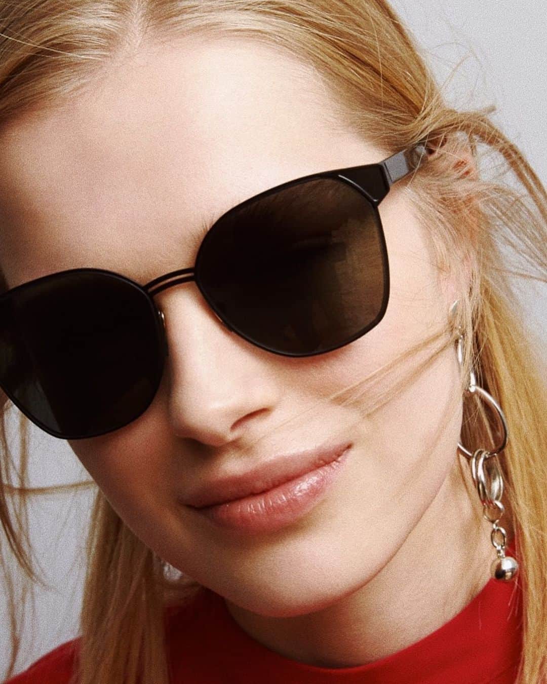Meganさんのインスタグラム写真 - (MeganInstagram)「Zanzan MAZZINI sunglasses 〰 made from lightweight stainless steel and acetate. Handmade in Italy in limited quantities 🕶 Earrings by @mounserstudio  #サングラス #선글라스 #lunettes #occhiali #sunglasses #eyewear #handmadeinitaly #slowfashion #buybetterbuyless #zanzaneyewear」8月20日 5時13分 - zanzan_domus