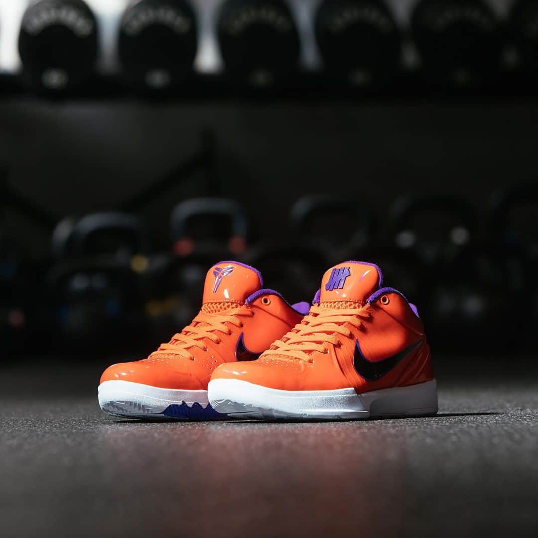 UNDFTDさんのインスタグラム写真 - (UNDFTDInstagram)「UNDEFEATED x NIKE ZOOM KOBE IV PROTRO “TEAM ORANGE”  Featuring an iridescent patent leather and carbon fiber accented low upper;  co-branded tongue labels with the signature Kobe Logo and the UNDEFEATED 5 strike; Zoom Air cushioned midsoles and an iridescent UNDEFEATED logo, 8 and 24 heel details honoring Kobe Bryant’s legacy」8月20日 5時18分 - undefeatedinc
