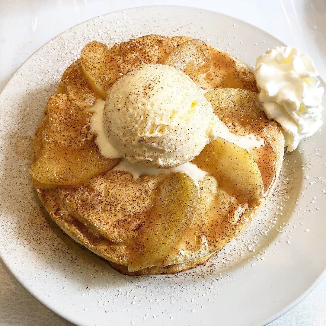 マキ・コニクソンさんのインスタグラム写真 - (マキ・コニクソンInstagram)「Good morning from Aloha kitchen!! アロハ キッチンのアップル スフレパンケーキが大好きなの！穴場の朝ごはんのお店！🥞 朝は07:30-午後は15:00までオープンしていますよ！ 小さなお子ちゃま連れにもオススメ！ #ハワイの美味しいお店のおすそ分け🤙🏼」8月20日 5時20分 - makikonikson