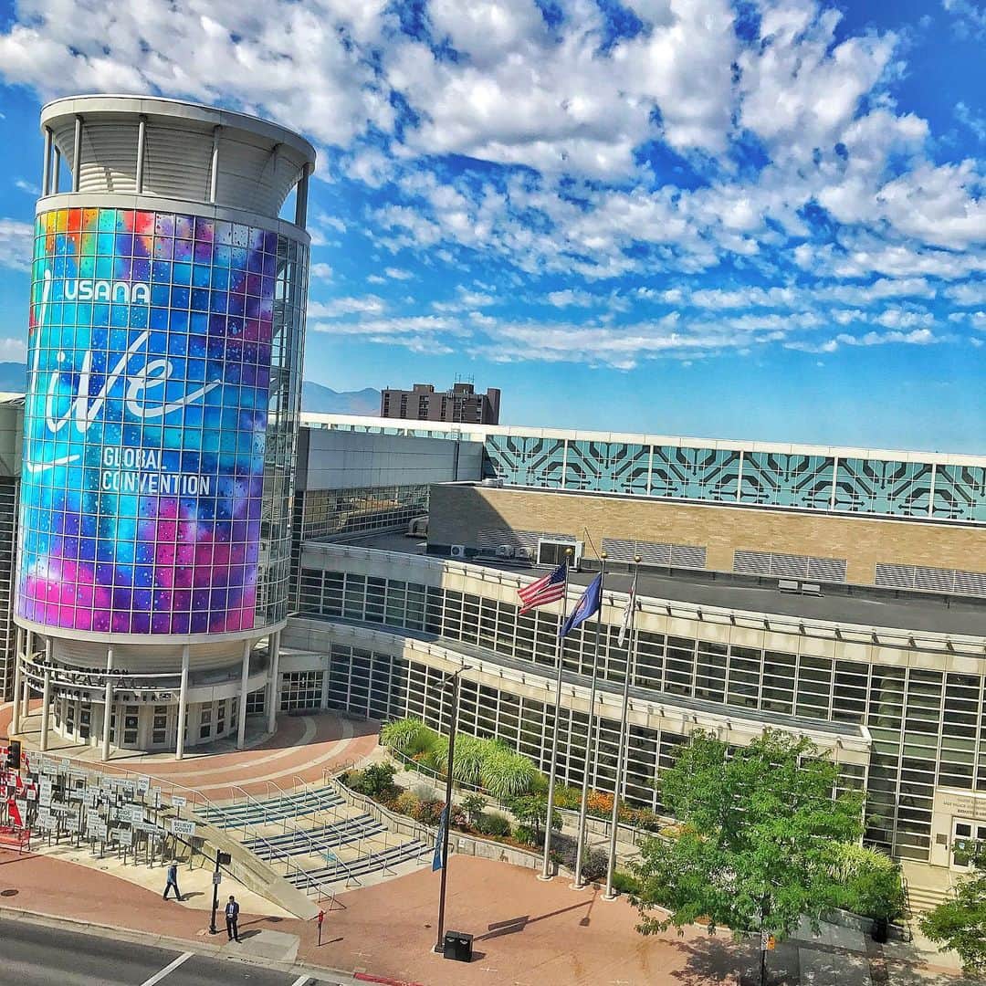 ダニエル・イートンのインスタグラム：「It’s truly an honor to be a part of the @usanainc family. Thank you so much for having me at the Global Convention in Utah! It was a privilege to meet such incredible @usanaathletes, fans, as well as USANA staff. Huge thank you to @dangernacey for the incredible first convention, thank you to @yuraxmin for helping me join the @usanainc family. Can’t wait to see everyone at the next convention! #usana #usanaathletes」
