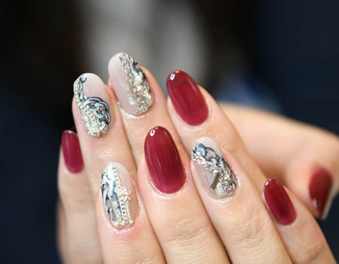 Yuka Maeda ::manicurelistのインスタグラム：「. . 大阪市北区 梅田.中崎町.駅から徒歩7分🚶‍♀️ CADENAS nail eyelash  マツエクアカウント @cadenaseyelash LINE:@ cadenas 🆔検索🙋‍♀️ tel:06-4792-8617. cadenas.nail@gmail.com. . #ネイル #ジェルアート #大人かわいい #梅田ネイル #堂山町 #大人ネイル #個性派ネイル #クリアネイル #ジェルネイル #nail #notd #ニュアンスネイル #instanail #ワンカラー #夏ネイル  #ネイルデザイン #ongels #美甲 #osaka  #ジェルデザイン #cadenas #指甲 #spring #Insatnails #fashion #シアーネイル #うる艷ネイル #トレンドネイル  #チェーンネイル #ボルドーネイル」