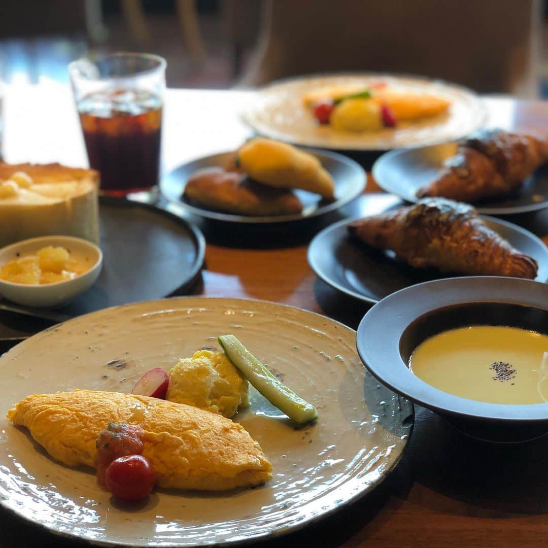 迫田愛子さんのインスタグラム写真 - (迫田愛子Instagram)「夏の思い出 @happoen 🌞 お友達親子と週末モーニング🥐☕️ 子どもみんな男の子！w  八芳園のスタッフさんが、カミキリムシを子どもたちに見せに来て下さり大興奮😍✨✨ ヤンチャ盛りの都会ボーイズ達に自然を見せに来てくれたことに感動🥺💗 本当に嬉しかった‼️ “おもてなし”とは。を感じたし、考えさせてもらえた。  攻めてる！  見習いたい。  八芳園がもっともっと好きになった💖  #ママ #mammy #baby #babyboy #男の子ママ#生後24ヶ月 #2歳 #8月生まれ」8月19日 20時25分 - aiko_esnail