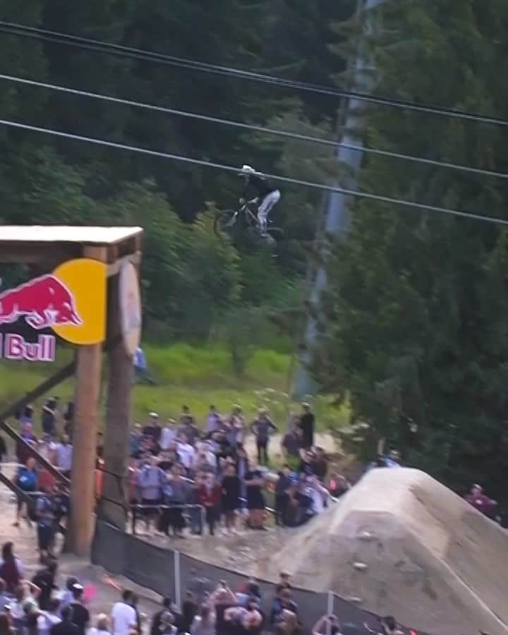 レッドブルのインスタグラム：「WHAT 👏 A 👏 RUN Comebacks don’t come much more impressive than this. From thinking he was never going to be able to ride a bike again to taking the Red Bull Joyride victory! Congrats on an epic win, @johanssoemil ⚡ . @redbullbike #redbulljoyride #redbull #mtb #slopestyle #win #whistler #canada」