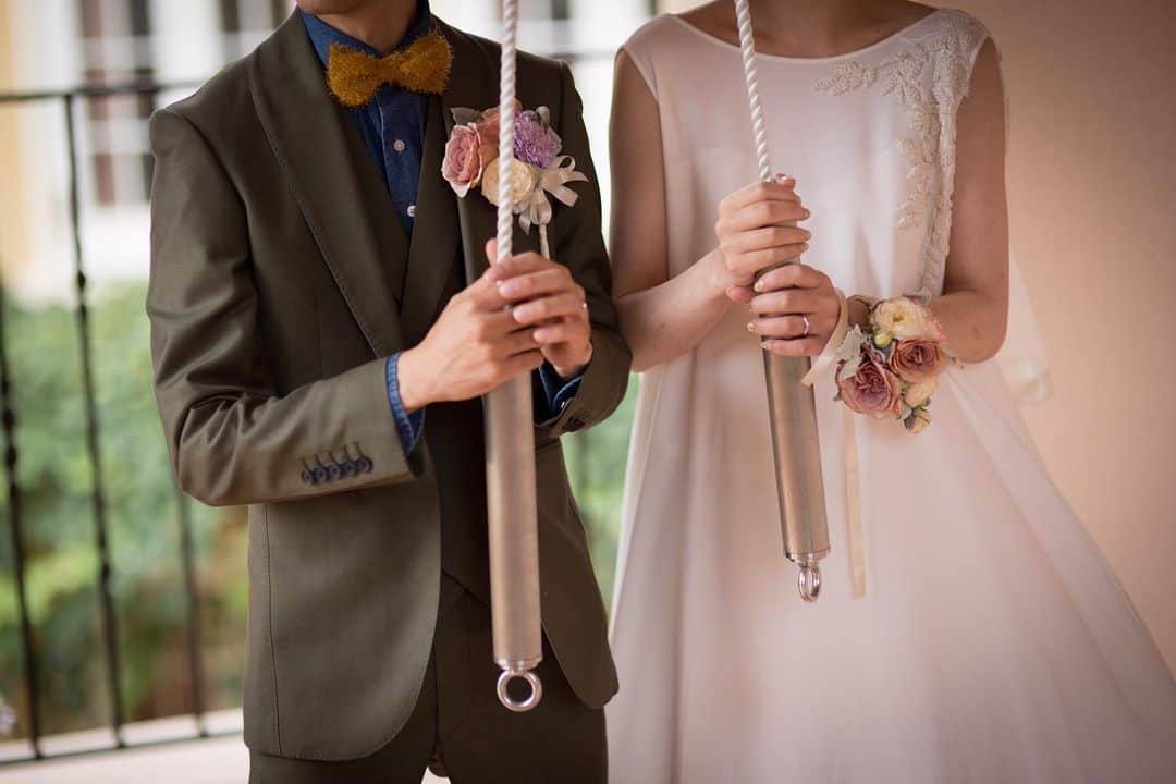 ヴィラデマリアージュさいたまのインスタグラム：「—Party Report— . “Café” Ryohei & Mai's mariage . . 休日はカフェデートが定番なお二人 . 緑に囲まれ・コーヒーの香りが漂い ゆったりと過ごす・・・ . そんな空間が結婚式でつくれたら・・ . そんな想いで作られたウェルカムスペースは カフェに来て頂いたゲストへの おもてなしを沢山ご用意してお出迎え！ . . 挙式ではお二人らしいウェディングドレスとタキシードで 幸せの鐘ウェディングベルを鳴らしました！ . 結婚式で人生の応援団になって頂いたゲストの方々に 囲まれながら愛を誓うことができました . . そんな温かな心のこもった結婚式でした  Bon Mariages! . . #villasdesmariages#ヴィラデマリアージュ#ヴィラデマリアージュさいたま#結婚式レポート#結婚式場#ウェディング#wedding#ブライダルフェア  #式場見学#大宮結婚式場#結婚式場探し#式場探し#南フランス #ウェディングネーム#weddingname#コンセプトウェディング#プレ花嫁#プレ花嫁準備#プレ花嫁さんと繋がりたい#卒花嫁#卒花嫁レポ#卒花嫁さんとも繋がりたい#weddingphotography#weddingphotos#weddingphoto#ウェディングフォト#さいたま#さいたま結婚式場」