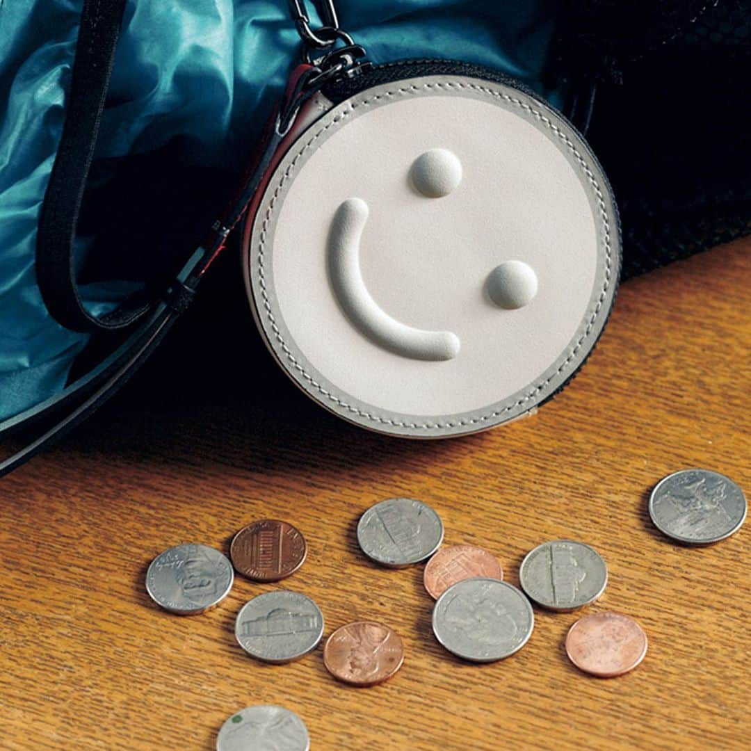 ginza magazineさんのインスタグラム写真 - (ginza magazineInstagram)「笑顔といつも一緒に⠀ スマイルがキュート！なコインポーチは、この＜ムーン＞のほか、＜ハート＞＜アース＞の3種類を展開。⠀ ⠀ @tumitravel⠀ ⠀ #ginzamazagine #Smile #coincase #tumi #スマイル #コインケース #トゥミ」8月19日 20時29分 - ginzamagazine