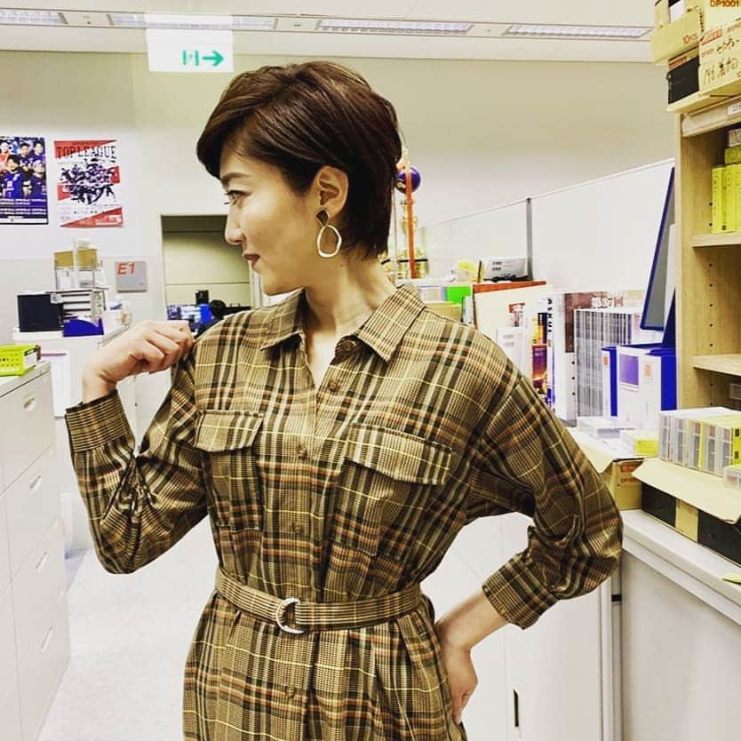 池尻和佳子さんのインスタグラム写真 - (池尻和佳子Instagram)「休み明け。  チコちゃんに叱られそうな勢いで、 ボーっとしていたようですm(._.)m  気がつけば、衣装も秋物‼️ 気合い、入れ直します😊✨✨ #衣装 #秋物 #長袖 #チェック #酒見ゆみさん  #今日感テレビ #今日感ニュース #rkb#ぼーっと #しすぎてました #反省#パソコン #パスワード#さえ #忘れる#重症#明日は #もっと頑張ります #夏休み#食べ過ぎ #太りました」8月19日 20時32分 - wakako_ikejiri_rkb