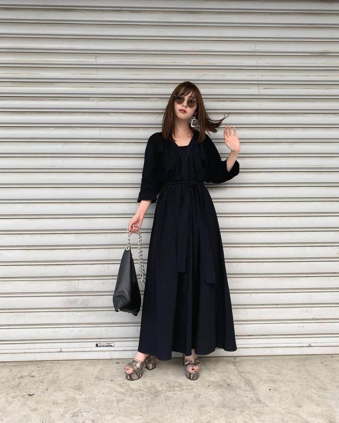 谷川菜奈さんのインスタグラム写真 - (谷川菜奈Instagram)「この前のoutfit.🐻 one-piece @akte_official  bag @mm6maisonmargiela  sunglasses @leannofficial  pierce @leannofficial ❤︎ WEARにも載せてるよ〜！ #outfit#allblack#私服 #LEANN#leannofficial#リーン」8月19日 20時33分 - pechi.130