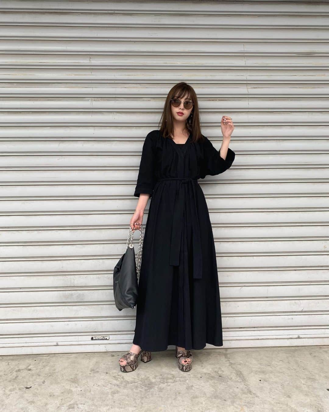 谷川菜奈さんのインスタグラム写真 - (谷川菜奈Instagram)「この前のoutfit.🐻 one-piece @akte_official  bag @mm6maisonmargiela  sunglasses @leannofficial  pierce @leannofficial ❤︎ WEARにも載せてるよ〜！ #outfit#allblack#私服 #LEANN#leannofficial#リーン」8月19日 20時33分 - pechi.130