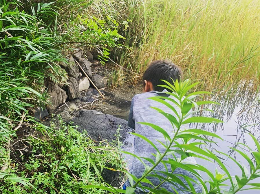 高松いくさんのインスタグラム写真 - (高松いくInstagram)「そして、 2019/8/17 午後は、 私の家族😊母、父、姉(兄夫婦はカンボジア🇰🇭) おじと、小学生のいとこ🙌 (まりな家族は来年ね❤️) 海と森へご案内♬ 運動不足のかたまりの両親ですが、 だからこそ！！ 海でのびのび体を動かしてもらえて良かった！  言葉では言えてないけど、、、 実家にいる時から、 Yogaのインストラクターをしているのに、 🧘‍♀️ 少しは簡単なほぐしポーズ一緒にしたりもしたけど、 なかなか家でやってあげられてなくて、、 🐳 体験して欲しい！ 旅気分で楽しんでもらいたい！ そんな勢いで本当は呼びました。 「これは、体験してもらいたくなるね😊」っと言ってもらえたことが、 すごく嬉しかった。 そして、家族で新島で暮らしていた夏を、 思い出しました🌊 釣りをしたり🎣 山登ったり、自然の中で生活したあの2年間。 あの日々があったから、 今があるんだと思う。  60をとっくに過ぎた2人には、 そして、水が実は怖いという小学生のいとこにとっては、 🌳森に行くには、うねりと流れが強かったので、 🐬🌊 手前の湾内で、 SupYogaを体験してもらい、 歩いて小網代の森へ案内🌳 Supでは、おじはおもいっきり落ちてくれるし🤣（笑） 🏄‍♂️ 姉はここは2回目だからだいぶ慣れてて😊  母も頑張って立って漕いで‼️ 父も必死に楽しんでくれたし🤣💦 水が怖かったいとこも、さえちゃんに教えてもらいながら、 ✨漕げるようになって、 楽しかったみたい😊❤️ 来てもらえて、本当に良かった。。😭‼️ あの時伸ばした胸で、深呼吸して、 これからも健康で笑顔でいて欲しい。 この想いを、 引き続きこの夏、 お客様へ❤️ 最高の夏にしてくれて、ありがとうね😊  ご協力下さいました、 @minatoya9 海の家 みなとやさん。 家族も紹介出来て良かった❤️ みなとやさんにも会ってもらえてよかった😊 本当にありがとうございました。 引き続き！！！ 今後とも！！ どうぞよろしくお願い致します🌈❤️ 🥾 _ そして‼️ 家族の足元を安全に守ってくださった @keen_japan  この夏！！本当にこのサンダル無しでは 成り立ちませんでした‼️ 残りの夏も！！ 大切にお客様の足元へ✨ 🌊 🌴 🌺 #家族を招待  #私の好きな仕事 #私の好きな景色 #私の好きな海 #私の幸せ #おすそわけ  #健康  #笑顔 でいてほしい #夏 は、まだまだ続く！！ #sea #summer #sup #yoga #supyoga #paddleboard #ocean #family #健康 #願いを込めて #オハナ #ohana #mahalo #aloha #みなとや #keen」8月19日 20時34分 - iku_takamatsu_trip_sup_yoga