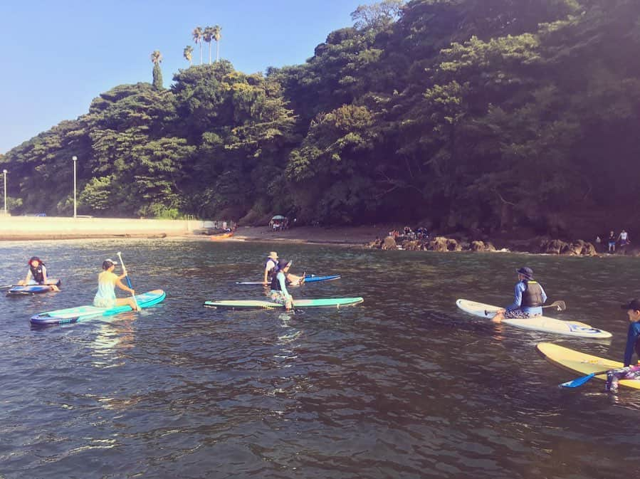 高松いくさんのインスタグラム写真 - (高松いくInstagram)「そして、 2019/8/17 午後は、 私の家族😊母、父、姉(兄夫婦はカンボジア🇰🇭) おじと、小学生のいとこ🙌 (まりな家族は来年ね❤️) 海と森へご案内♬ 運動不足のかたまりの両親ですが、 だからこそ！！ 海でのびのび体を動かしてもらえて良かった！  言葉では言えてないけど、、、 実家にいる時から、 Yogaのインストラクターをしているのに、 🧘‍♀️ 少しは簡単なほぐしポーズ一緒にしたりもしたけど、 なかなか家でやってあげられてなくて、、 🐳 体験して欲しい！ 旅気分で楽しんでもらいたい！ そんな勢いで本当は呼びました。 「これは、体験してもらいたくなるね😊」っと言ってもらえたことが、 すごく嬉しかった。 そして、家族で新島で暮らしていた夏を、 思い出しました🌊 釣りをしたり🎣 山登ったり、自然の中で生活したあの2年間。 あの日々があったから、 今があるんだと思う。  60をとっくに過ぎた2人には、 そして、水が実は怖いという小学生のいとこにとっては、 🌳森に行くには、うねりと流れが強かったので、 🐬🌊 手前の湾内で、 SupYogaを体験してもらい、 歩いて小網代の森へ案内🌳 Supでは、おじはおもいっきり落ちてくれるし🤣（笑） 🏄‍♂️ 姉はここは2回目だからだいぶ慣れてて😊  母も頑張って立って漕いで‼️ 父も必死に楽しんでくれたし🤣💦 水が怖かったいとこも、さえちゃんに教えてもらいながら、 ✨漕げるようになって、 楽しかったみたい😊❤️ 来てもらえて、本当に良かった。。😭‼️ あの時伸ばした胸で、深呼吸して、 これからも健康で笑顔でいて欲しい。 この想いを、 引き続きこの夏、 お客様へ❤️ 最高の夏にしてくれて、ありがとうね😊  ご協力下さいました、 @minatoya9 海の家 みなとやさん。 家族も紹介出来て良かった❤️ みなとやさんにも会ってもらえてよかった😊 本当にありがとうございました。 引き続き！！！ 今後とも！！ どうぞよろしくお願い致します🌈❤️ 🥾 _ そして‼️ 家族の足元を安全に守ってくださった @keen_japan  この夏！！本当にこのサンダル無しでは 成り立ちませんでした‼️ 残りの夏も！！ 大切にお客様の足元へ✨ 🌊 🌴 🌺 #家族を招待  #私の好きな仕事 #私の好きな景色 #私の好きな海 #私の幸せ #おすそわけ  #健康  #笑顔 でいてほしい #夏 は、まだまだ続く！！ #sea #summer #sup #yoga #supyoga #paddleboard #ocean #family #健康 #願いを込めて #オハナ #ohana #mahalo #aloha #みなとや #keen」8月19日 20時34分 - iku_takamatsu_trip_sup_yoga