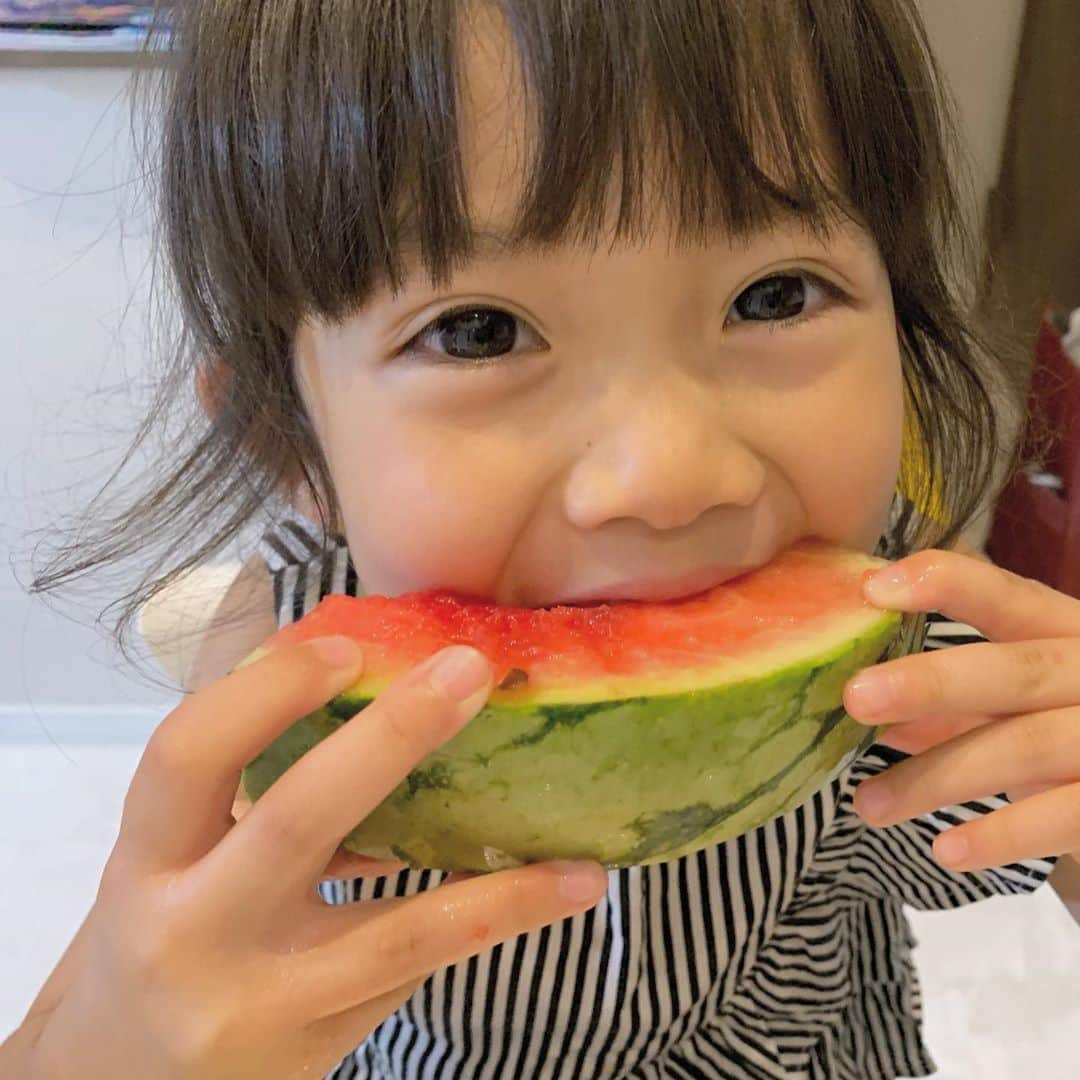 ともみさんのインスタグラム写真 - (ともみInstagram)「. . すいかlove👶🍉👧💓 . . #yuzuharu_movie #1歳 #1歳5ヶ月 #5歳 #5歳5ヶ月 #すいか #夏 #食いしん坊」8月19日 20時36分 - yuzu_haru_18