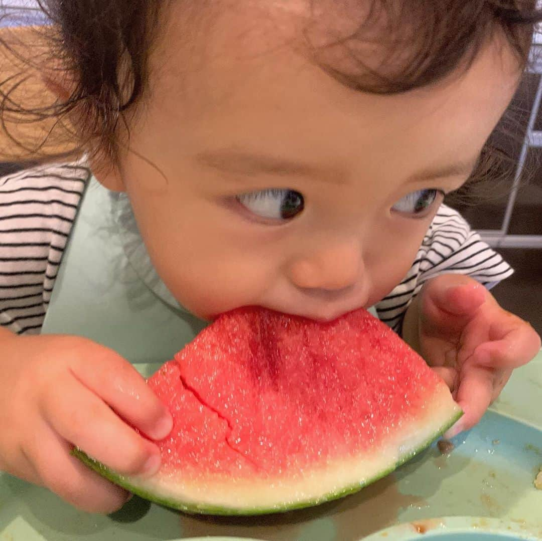 ともみさんのインスタグラム写真 - (ともみInstagram)「. . すいかlove👶🍉👧💓 . . #yuzuharu_movie #1歳 #1歳5ヶ月 #5歳 #5歳5ヶ月 #すいか #夏 #食いしん坊」8月19日 20時36分 - yuzu_haru_18