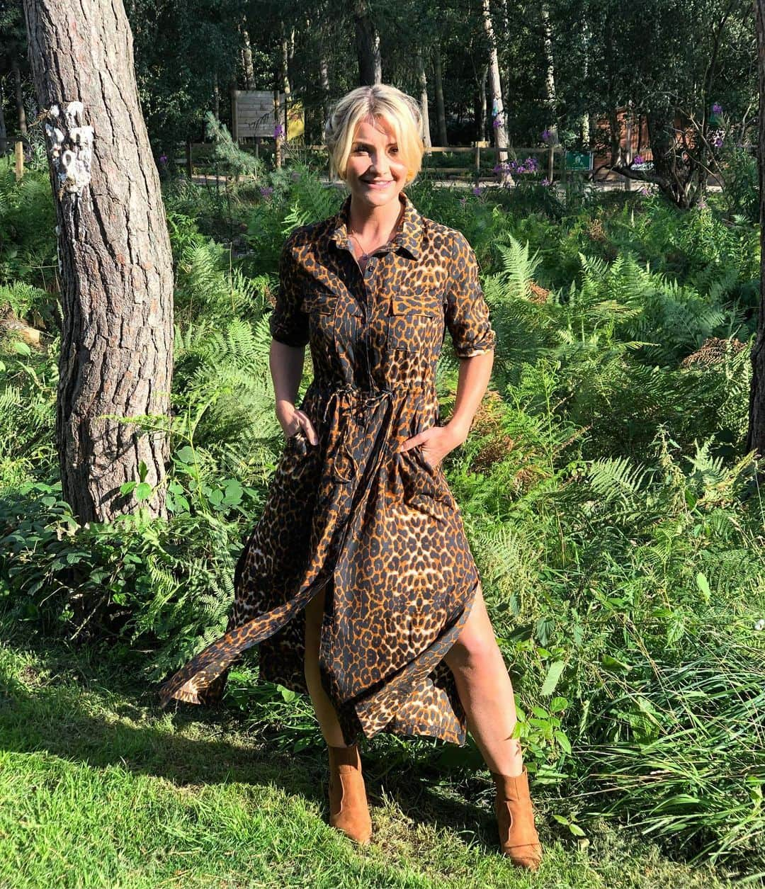 ヘレン・スケルトンさんのインスタグラム写真 - (ヘレン・スケルトンInstagram)「Well it beats working for a living @bigweekatthezoo @nick_bug_baker @channel5_tv 8pm this eve xxx (👗@frenchconnection)」8月19日 20時38分 - helenskelton