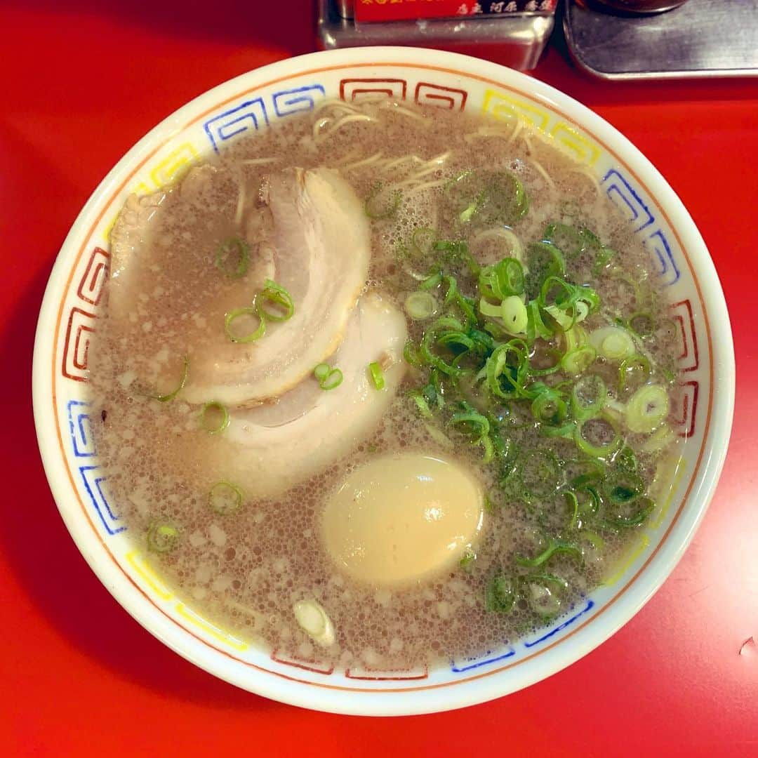 氏原ワタルさんのインスタグラム写真 - (氏原ワタルInstagram)「‪とんこつラーメンってこんな濃かったっけな（マダオ福岡に寄り道中）‬ ‪9.14福岡ライブくるけん‬ ‪https://www.waterloo-net.com/‬ ‪#福岡 #は第2の故郷 #ラーメン #ライブ ‬」8月19日 20時39分 - wataru_ujihara