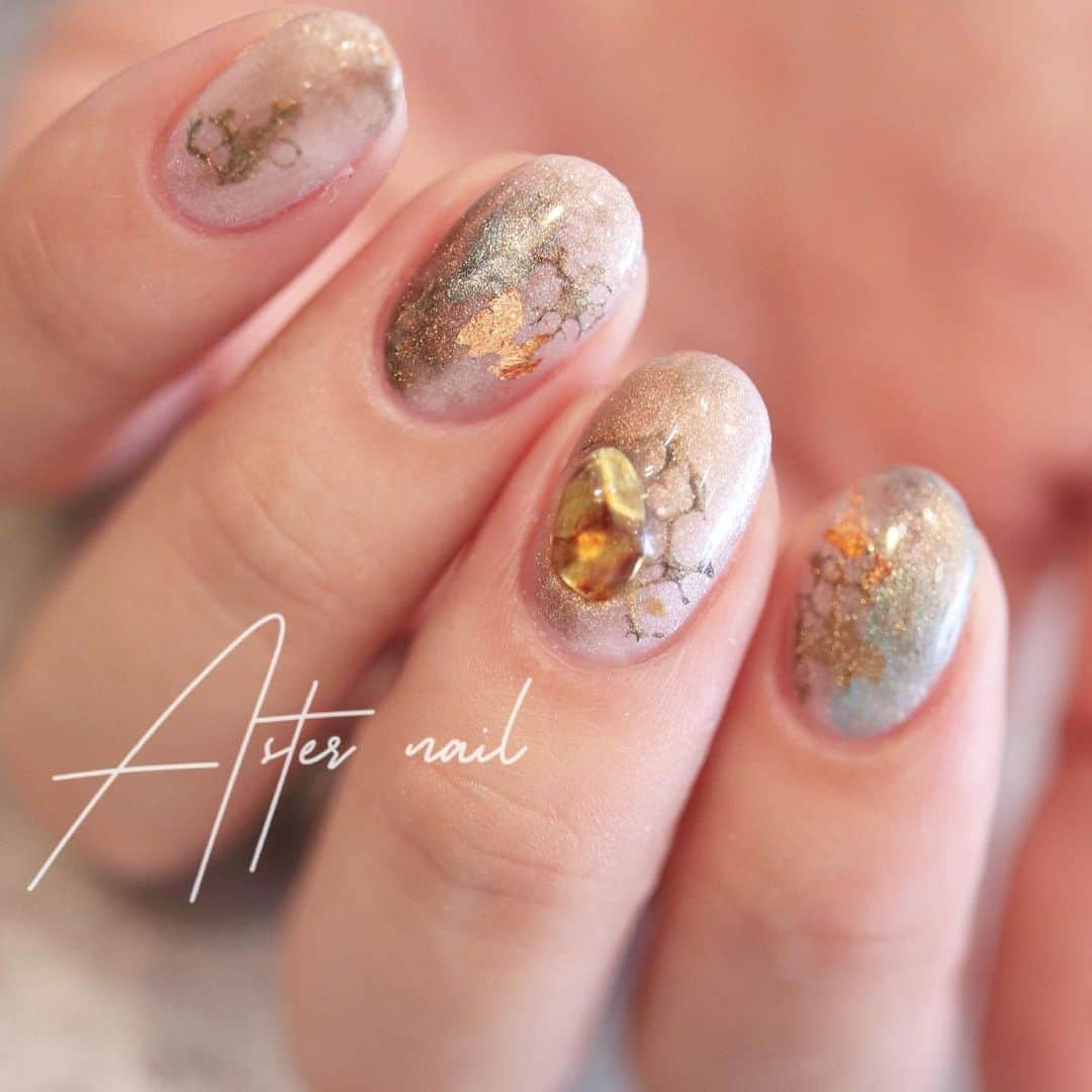 sapporo nail 【 Aster 】さんのインスタグラム写真 - (sapporo nail 【 Aster 】Instagram)「. Autumn design 🍂 くすみカラーのラメの組み合わせ。 . 普通のカラーだけではなく ラメをニュアンスデザインにいれても可愛くなりますよ🥰 . . . .ネイルサロンに行っても 『根元の隙間が気になる…』『甘皮が気になる…』 『反り爪が気になる…』というお悩みがあった方はぜひ当店へ◎ フォルムの形成をするので、反り爪も緩和し 仕上がりのツヤ感も格段にUP🎶  ___________________________________________________ . .  #札幌ネイルサロン#ネイルデザイン #札幌ネイリスト #札幌 #札幌ネイル #夏ネイル #ニュアンスネイル #ネイル #アートネイル #フィルイン #札幌ドームフィルイン #ワンカラーネイル #シンプルネイル #クリアネイル #タイルネイル #狸小路 #大通り公園 #シースルーネイル #個性派ネイル #アートネイル#札幌タピオカ巡り#札幌カフェ#札幌グルメ#ドライフラワーのある暮らし#ワイヤーネイル#宝石ネイル札幌#宝石カットネイル#水彩ネイル#札幌ニュアンスネイル#トリックシート#西18丁目ネイルサロン#札幌タピオカ巡り」8月19日 20時41分 - seina.kato___