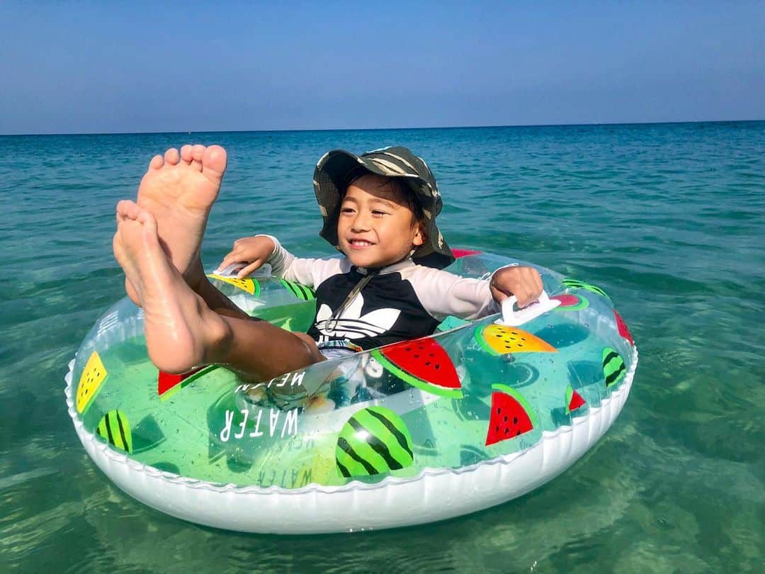 かなのインスタグラム：「． 夏の想い出⛱✨ ． 昨日2人が言い合い？していて 👦🏻「あんなのも買ってあげる！！😠」 👧🏻「いーらーなーいー！！😤」 ってやり取りを何度かした後… ． 👦🏻「あんなに優しくしたいのー！！！😫」と 最初日本語の間違い？何なにー！？🤣って みんなで笑ってたら 「だっていつもあんなのお金でりきとのUFOキャッチャーやってくれるでしょ？だからりきとがあんなにガチャガチャ買ってあげたいの。」 「あんなが優しくしてくれるからあんなにも優しくしたいよ！」って言ってて🥺 ． ちゃんと自分がしてもらって嬉しかった事を覚えていて、自分もお返ししたいと思ったりしてたんだぁ〜ってなんか感動した！😂✨ ただの小競り合いも奥が深い😂💕 きょうだいっていいなって思ったなぁ🥰 ． ちなみにりきとは目にとまるもの全てに 「これ欲しいー♡ママ買って😆」と言って数打ちゃ当たると思ってるタイプ🤣 あんなはこれいいんじゃない？買う？って言っても遠慮がちに「いらなーい！」って言うタイプ😳 性格真逆〜🤣 ． ． #きょうだい#優しさ#夏#夏休み#思い出#海#りーくんの成長記録#息子#成長#ぷかぷか」