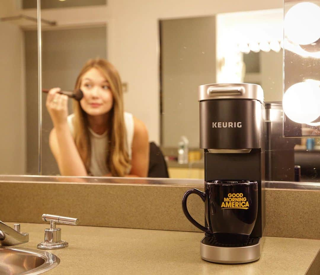 Good Morning Americaさんのインスタグラム写真 - (Good Morning AmericaInstagram)「Our @goodmorningamerica interns are giving everyone a backstage look at our set. What’s a must on set always? COFFEE! Early hours mean we need caffeine - and the @keurig K-Mini Plus can fit anywhere and everywhere we need it to. ☕️」8月19日 20時45分 - goodmorningamerica