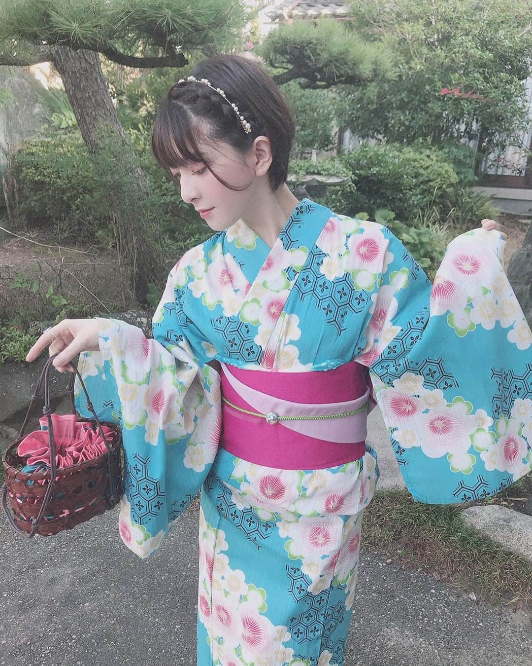 菅原りこさんのインスタグラム写真 - (菅原りこInstagram)「『黒埼まつり』の花火大会🎆で今年初めて浴衣を着ました👘✨ 今年は水色に白いお花柄の浴衣にピンク色の帯を合わせてみました☺️🍒 髪型はショートであまりヘアアレンジが出来ないので、パールのカチューシャと帯の色と同じピンク色のお花の髪飾りを合わせてみましたっ☺️🍒 まずは全身のお写真から🤗👘✨」8月19日 20時52分 - cherryfairy1123