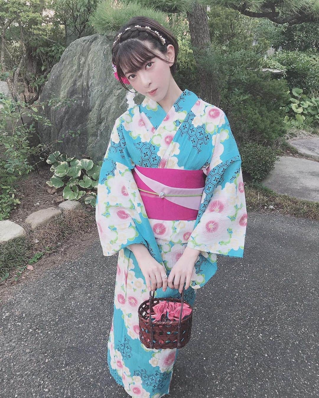 菅原りこさんのインスタグラム写真 - (菅原りこInstagram)「『黒埼まつり』の花火大会🎆で今年初めて浴衣を着ました👘✨ 今年は水色に白いお花柄の浴衣にピンク色の帯を合わせてみました☺️🍒 髪型はショートであまりヘアアレンジが出来ないので、パールのカチューシャと帯の色と同じピンク色のお花の髪飾りを合わせてみましたっ☺️🍒 まずは全身のお写真から🤗👘✨」8月19日 20時52分 - cherryfairy1123