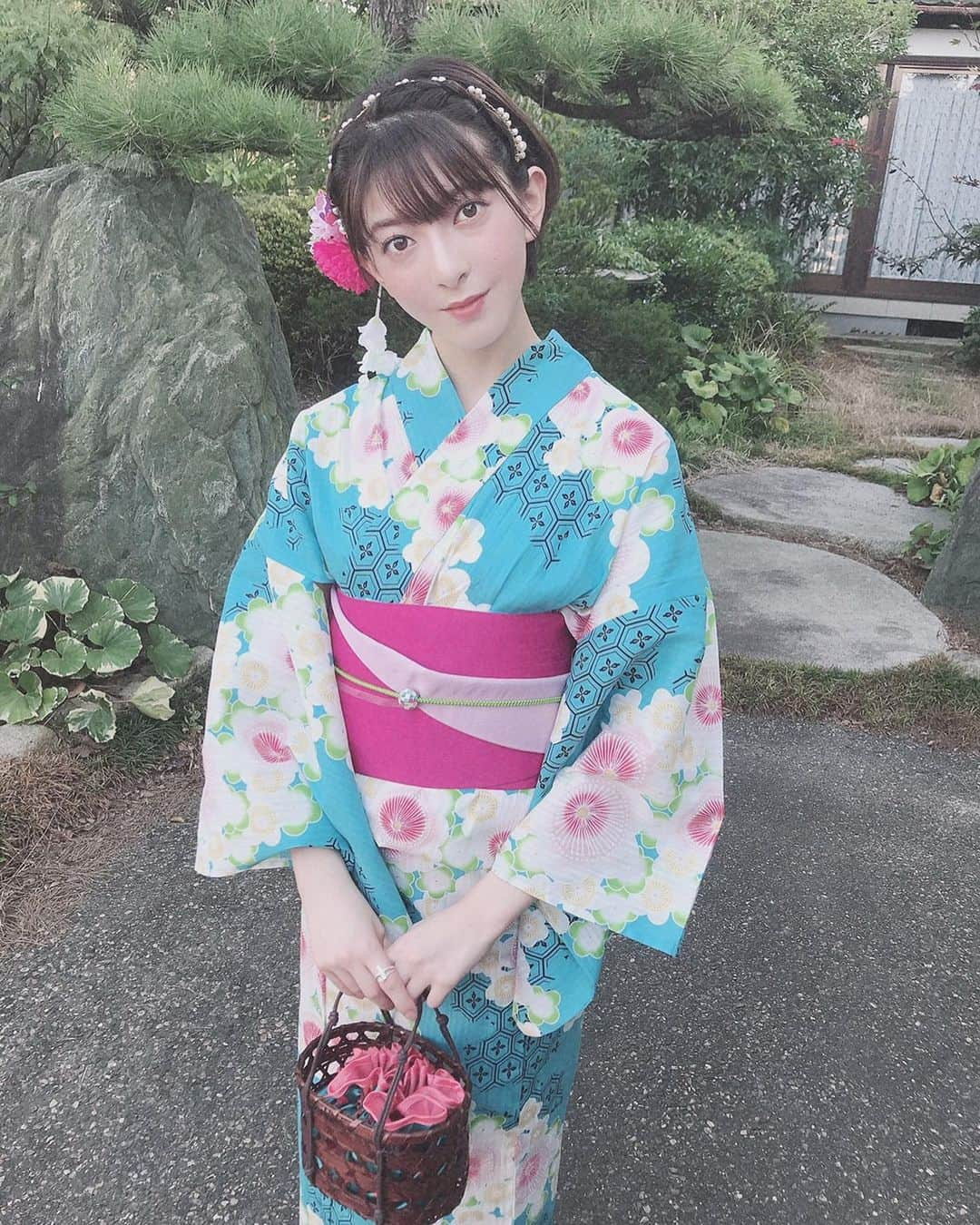 菅原りこさんのインスタグラム写真 - (菅原りこInstagram)「『黒埼まつり』の花火大会🎆で今年初めて浴衣を着ました👘✨ 今年は水色に白いお花柄の浴衣にピンク色の帯を合わせてみました☺️🍒 髪型はショートであまりヘアアレンジが出来ないので、パールのカチューシャと帯の色と同じピンク色のお花の髪飾りを合わせてみましたっ☺️🍒 まずは全身のお写真から🤗👘✨」8月19日 20時52分 - cherryfairy1123