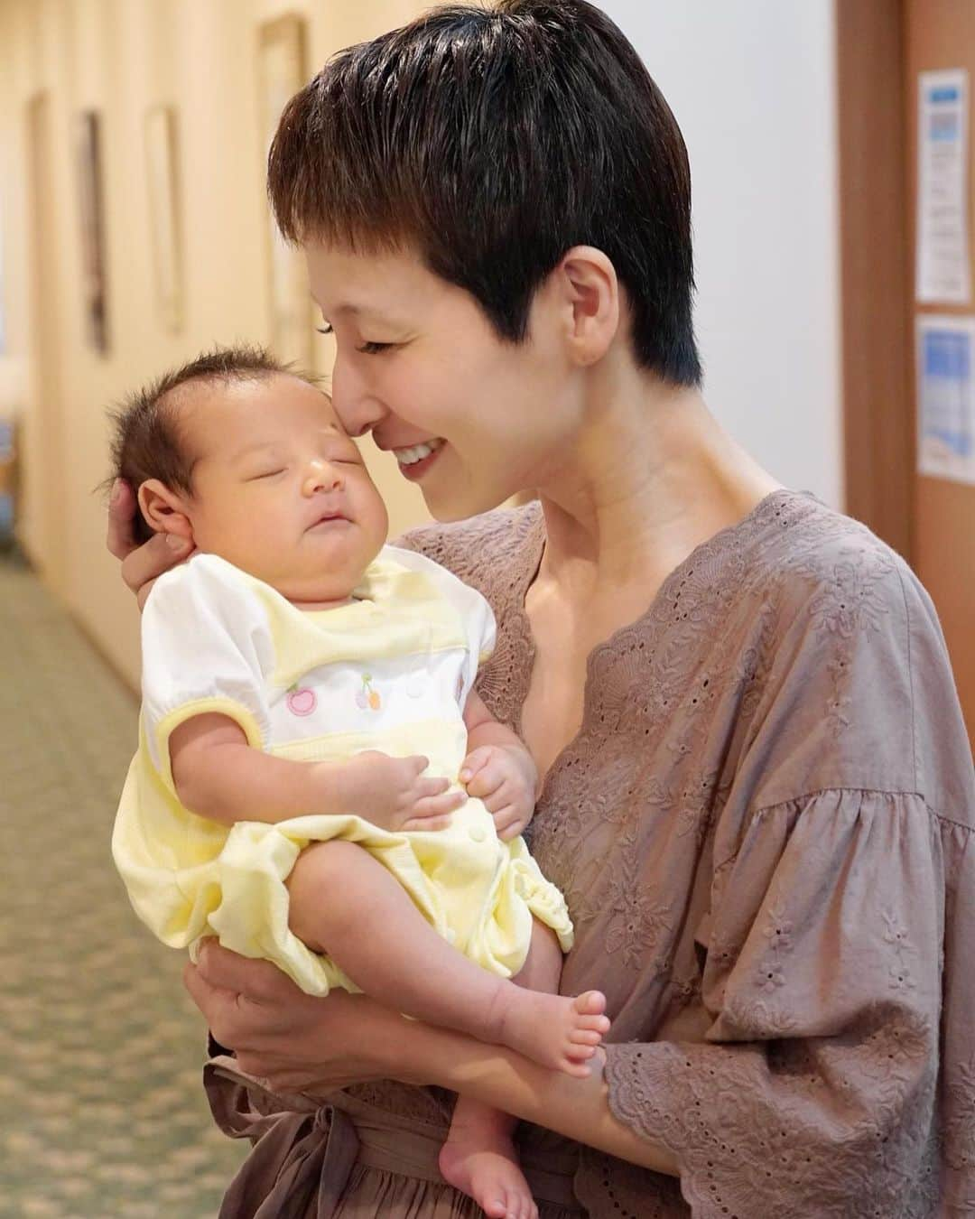 涼紫央さんのインスタグラム写真 - (涼紫央Instagram)「今日は #1ヶ月検診 に行ってきました 繊細で壊れそうな新生児から 最早ぷくぷくの赤ちゃんに成長して ちゃんと飲めてるんだなぁと感動しています #生後33日目」8月19日 20時53分 - toitoitoi