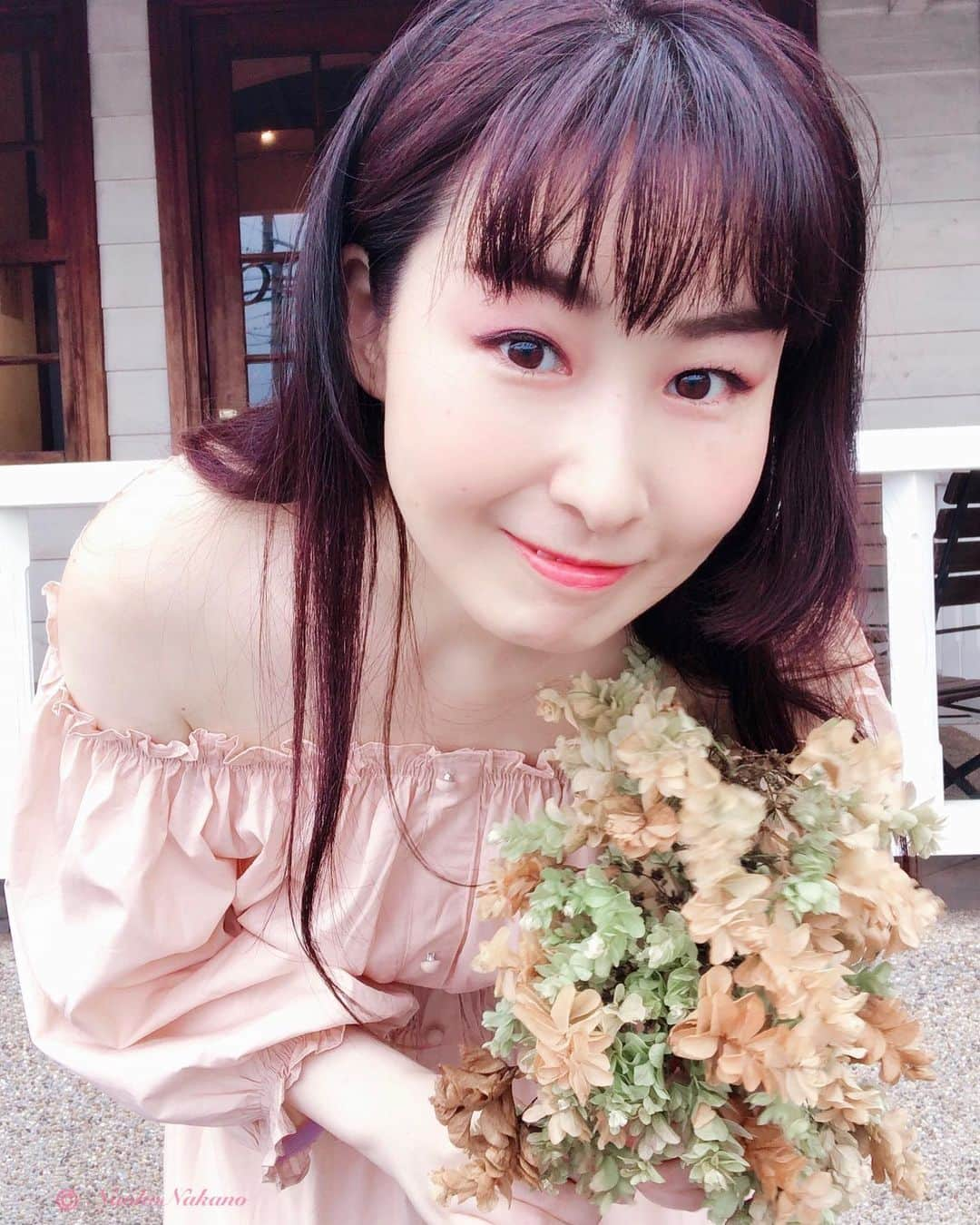 中野菜保子さんのインスタグラム写真 - (中野菜保子Instagram)「. 「本日19日☆中野菜保子爆誕記念日🥂」 @_ruruofficial_ 【検索:R1551】 . 写真は🍎🍎🍎🍎🍎🍎🍎🍎🍎🍎枚です🎂 1:ムーディー中野 4:オフショルダー(肩が出るやつ) 6:ちょこんと 8:座るとこう 9:お好みはどちら 10:お好みはどちら . . ご機嫌いかがですか？（≧∇≦）？ . Facebook・Twitterやアメブロで既に沢山おめでとうを頂いています。 ありがとうございます🌹🌹🌹 . お陰様で本日無事にBirthdayを迎えることができました🍰 . 直接お芝居などを観に来てくださって ファンになってくださった方も SNSで見つけてくれて応援してくださっている方も 本当にありがとうございます✨😊✨ . 出逢えてよかった！！！ . . これからも表現者として 緻密かつ大胆にクリエイトしてまいります。 . 他所者ならでは、 フリーランスならではの理不尽や、 その他諸々のことがワタシを傷つけても . こうしてコメントやイイネで励ましてくださるから なんとか進化し続けて輝くことができています。 . これからも唯一無二の存在として しっかり駆け抜けてまいります🍀🍀🍀 . はやく両親に孝行がしたいと思いつつ、 まだできない自分が辛いけれど、 やるしかない❗️❗️❗️ . 弟子の俳優の齋藤優樹・斉藤偉もそれぞれの形で支えてくれています。 . 弟子共々これからもご贔屓によろしくお願い致します🦋🦋🦋 . . お誕生日にふさわしく、 ロングワンピースにてご挨拶申し上げます👗✨ . ヴィンテージ感あふれるお洋服が沢山ある 「RURU(@_ruruofficial_ )」さんのワンピです🎶 . シンプルなのに華がある 大好きなタイプです🌹🌹🌹 合わせて、枯れない華を持ってみました💐 . イメージとしてはフランス🇫🇷 お誕生日にプチ貴婦人気分です🎂 ＊ ＊ ＊ #中野菜保子 #誕生日 #819 #みんなありがとう #ruru #ワンピースだいすき #ヴィンテージ #フレンチ #オフショルダー #ガーリーな人 #西洋の香り#優雅 #ホンモノ #俳優 #actor #model #ヘプバーン #moviestar  #ナオ部 #オリジナリティ #枯れない人 #美白美人 #笑顔天使 #癒しの存在 #カフェ大好き #永遠の妖精 #enjoyyourlife #両親に感謝 #みんなにいいことがありますように #pr @_ruruofficial_  @syanhaijitensya」8月19日 20時54分 - naokonakano8319