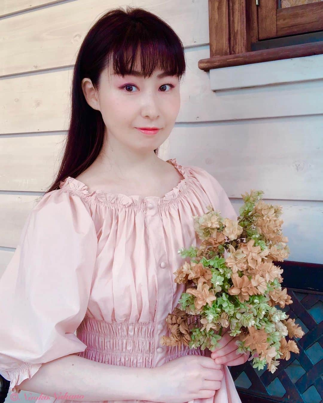 中野菜保子さんのインスタグラム写真 - (中野菜保子Instagram)「. 「本日19日☆中野菜保子爆誕記念日🥂」 @_ruruofficial_ 【検索:R1551】 . 写真は🍎🍎🍎🍎🍎🍎🍎🍎🍎🍎枚です🎂 1:ムーディー中野 4:オフショルダー(肩が出るやつ) 6:ちょこんと 8:座るとこう 9:お好みはどちら 10:お好みはどちら . . ご機嫌いかがですか？（≧∇≦）？ . Facebook・Twitterやアメブロで既に沢山おめでとうを頂いています。 ありがとうございます🌹🌹🌹 . お陰様で本日無事にBirthdayを迎えることができました🍰 . 直接お芝居などを観に来てくださって ファンになってくださった方も SNSで見つけてくれて応援してくださっている方も 本当にありがとうございます✨😊✨ . 出逢えてよかった！！！ . . これからも表現者として 緻密かつ大胆にクリエイトしてまいります。 . 他所者ならでは、 フリーランスならではの理不尽や、 その他諸々のことがワタシを傷つけても . こうしてコメントやイイネで励ましてくださるから なんとか進化し続けて輝くことができています。 . これからも唯一無二の存在として しっかり駆け抜けてまいります🍀🍀🍀 . はやく両親に孝行がしたいと思いつつ、 まだできない自分が辛いけれど、 やるしかない❗️❗️❗️ . 弟子の俳優の齋藤優樹・斉藤偉もそれぞれの形で支えてくれています。 . 弟子共々これからもご贔屓によろしくお願い致します🦋🦋🦋 . . お誕生日にふさわしく、 ロングワンピースにてご挨拶申し上げます👗✨ . ヴィンテージ感あふれるお洋服が沢山ある 「RURU(@_ruruofficial_ )」さんのワンピです🎶 . シンプルなのに華がある 大好きなタイプです🌹🌹🌹 合わせて、枯れない華を持ってみました💐 . イメージとしてはフランス🇫🇷 お誕生日にプチ貴婦人気分です🎂 ＊ ＊ ＊ #中野菜保子 #誕生日 #819 #みんなありがとう #ruru #ワンピースだいすき #ヴィンテージ #フレンチ #オフショルダー #ガーリーな人 #西洋の香り#優雅 #ホンモノ #俳優 #actor #model #ヘプバーン #moviestar  #ナオ部 #オリジナリティ #枯れない人 #美白美人 #笑顔天使 #癒しの存在 #カフェ大好き #永遠の妖精 #enjoyyourlife #両親に感謝 #みんなにいいことがありますように #pr @_ruruofficial_  @syanhaijitensya」8月19日 20時54分 - naokonakano8319