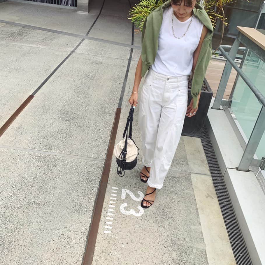 のインスタグラム：「いつかの ・ 夏のホワイトコーデにくすみグリーンをプラス´`💚 ・ 少しずつ秋意識。 ・ ・ ・ outer #stunninglure accessory #seadsmara denim,shoes #zara bag #ohga」