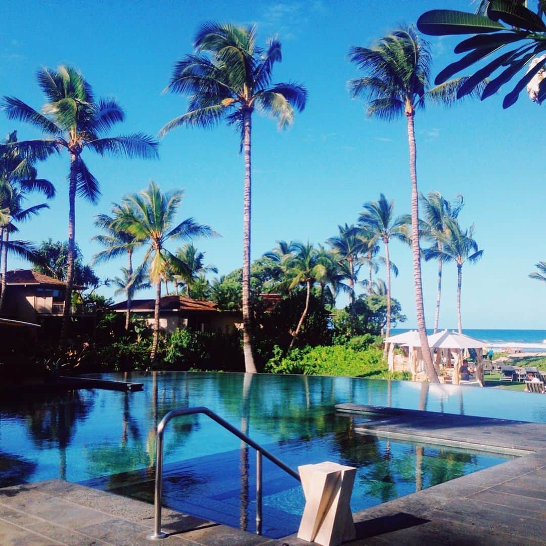 三浦マキのインスタグラム：「Here are the things that I can allow me to relax during summer break:beach,pool and 🍫 のんびりしたい夏に必要なのは、ビーチとプールとリラックスタイム🍉 写真は前に行ったハワイ島の @fourseasons . 静かでのんびりできたし、また行きたいなぁ✨ * * リラックスタイムのお供は、先日いただいた#還元型コエンザイムQ10 の#きんむすひ のプレミアムショラで🍫 甘い物は苦手だけど、アイスとチョコだけは別❤️ * * #Hawaii#fourseasons #beach #pool #summer#chill #chocolate#PR」