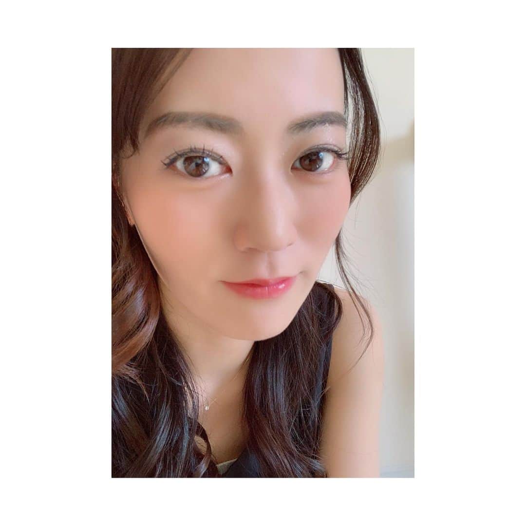 煌月爽矢のインスタグラム：「.﻿ .﻿ ジャーンと。﻿ ﻿ なんでいきなりこんなにドアップ写真を上げたかと言いますとね…﻿ ﻿ この間、人生初✨✨✨﻿ #マツエク をしたからなんです！！！﻿ ﻿ ﻿ 前から少し興味はあったものの…﻿ ちょっと失礼なのですが、マツエクって【THE 不自然！】というイメージがあって踏み出さずにいた一歩でした。﻿ ﻿ でも今回、とにかくナチュラルさが綺麗✨という﻿ PROCARE Eyelashさんという所をご紹介頂き、新宿本店さんにて✨✨初挑戦してきました♡﻿ ﻿ ﻿ 今までお化粧に絶対ビューラー+マスカラは欠かさない派だったのですが、エクステ後はアイライン引いただけで…普通にいける！！﻿ ﻿ ﻿ 私、元々ビューラーでまつ毛をゴッソリ抜いちゃった過去があり(*´﹃｀*) 右のまつ毛だけ少ないんですね。 ﻿ なので今回右目55本、左目50本 にしてもらいました。﻿ Jカールという自然を意識したカールをチョイス！﻿ ﻿ ﻿ ﻿ …というかね、まずこのPROCARE Eyelashさん、寝る椅子が気持ち良すぎて！﻿ 話題の【◯◯の気持ち】ちゃうか？！って位私は瞬時に寝ました。だから一瞬で完成しちゃってたのですが…笑﻿ まつげの根元からは1.5mm離して装着するという神業が光る技術。﻿ なので付け心地の違和感皆無です。﻿ ﻿ ﻿ 写真2枚目のはメイクオフグッズ。﻿ ﻿ クレンジングローションプラスのとろみのあるテクスチャーで潤わせながら落とすか、﻿ クレンジングウォッシュの泡で肌とマツエクにとにかく負担をかけずに落とすかで選べるのも魅力的。﻿ ﻿ 私は潤い派です。﻿ ﻿ ﻿ 3枚目はドスッピンでごめんなさいよ〜という感じだけど、ナチュラルさが一番伝わるかなと思って。﻿ ﻿ ﻿ ﻿ マツエクした事によってビューラーもマスカラもいらないからメイク時間も短縮出来るし、今回、めちゃくちゃ良い発見できた！！！と思ったので続けたいです😊﻿ ﻿ ﻿ #とにかくメイクが楽になった #プロケアアイラッシュ﻿ #まつ毛エクステ﻿ #eyelashes﻿ #植睫毛﻿ #大人マツエク﻿ #マツエクデザイン﻿ #ナチュラルまつげ﻿ #クレンジングウォッシュ﻿ #クレンジングローション﻿ #プルレシル﻿ #オイルフリー﻿ #supportedbyeyelashs #本当はカラーのまつ毛数本入れたりも出来てそれもやってみたいなぁ﻿ #お仕事的に難しいけど…﻿ #オシャレに見えるー」