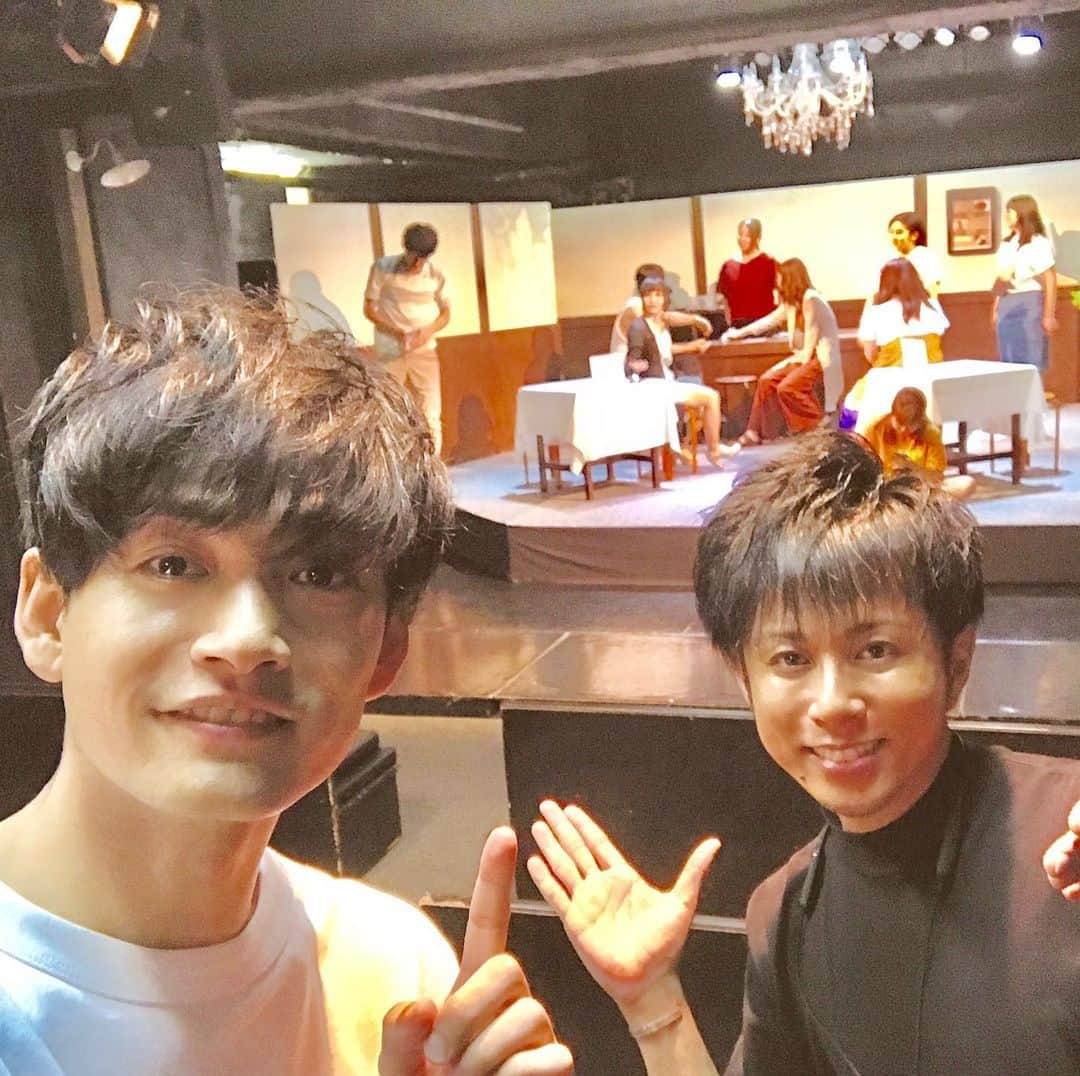 坂口和也さんのインスタグラム写真 - (坂口和也Instagram)「「思い出は風の強い日」お陰様で無事終演いたしました✨ ご来場頂きました皆様本当にありがとうございました✨ 楽しんで頂けましたでしょうか？ 何か心に届いている作品であれたら僕は嬉しいです😊  今回のチームもキャスト&スタッフさん本当に素敵な人ばかりで素敵なチームになれたかな。と思います✨ 素敵なご縁ですね、ありがとうございました✨  僕は、まさかの「かず」呼ばれされる役名でして、僕自身初めての経験だったのですが（笑） かずを通じてこの作品で、とても成長させていただけたと思うし、また新しい発見や強さ、お芝居の楽しさを感じれる事が出来ました。 これも本当にお陰様です。ありがとうございます。  まっすぐな作品、まっすぐな役、そしてそれをまっすぐなキャストと共に創り上げられた事がすごく幸せでした。 これも演出家の哲くんのお陰様です。 また素晴らしい演出家さんに出逢わせて頂いたし、目に見えない色んなところで凄く戦ってくれていて、いつかは役者としても共演したい方です✨ 一番大変だったと思います。本当に本当にお疲れ様でした‼️ そして、脚本にしけん！素敵な本をありがとう✨彼ともまた共演したいですね✨  僕自身、主演として立たせて頂きましたが、あくまで作品の一部です。 毎回のことですが沢山の方が携わって下さっての作品です。 劇場で頂いた拍手はキャストだけでなくスタッフの皆様と一緒に頂戴したいと思います。  本当にありがとうございました✨  そして、 この物語はみんなの物語です。登場人物、そしてお越し下さったみなさまの物語。 人生色んなことがあると思います。 どうか、この作品がずっとずっと心に残って、何か生きる活力の一部であれたら幸いです。  では、  最後に一言だけ、、、 「頑張れ！！！」 #思風 #思い出は風の強い日」8月19日 20時59分 - kazunari_sakaguchi