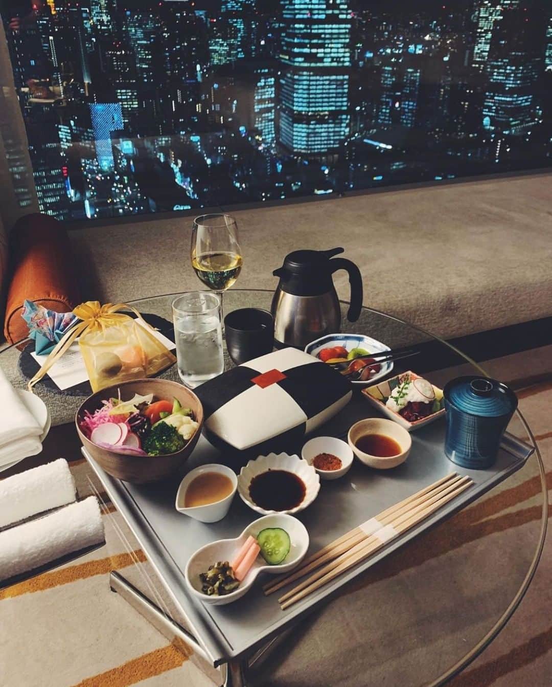 ザ・プリンスギャラリー 東京紀尾井町さんのインスタグラム写真 - (ザ・プリンスギャラリー 東京紀尾井町Instagram)「Thanks to @mcgowanjpatrick for posting!　 In-room dining makes the night more perfect here at Prince Gallery Tokyo Kioicho!  @mcgowanjpatrickさま、ご投稿ありがとうございます！ お部屋で過ごすひとときをインルームダイニングが彩ります。  Share your own images with us by tagging @princegallerytokyokioicho ————————————————————— #luxuryhotel #theprincegallerytokyokioicho #theluxurycollection #princehotels #akasaka #tokyo #japan #visitjapan #visittokyo #tokyohotel #東京 #赤坂見附 #marriott」8月19日 21時00分 - princegallerytokyokioicho
