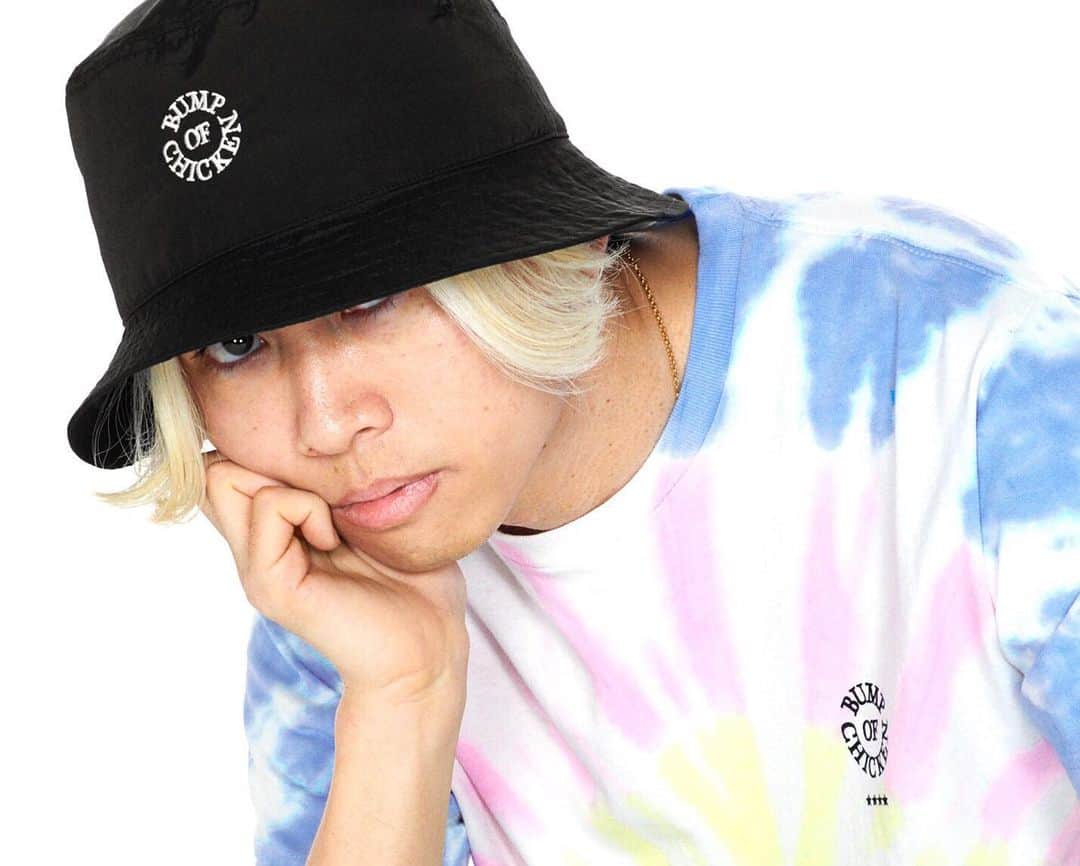 のインスタグラム：「2019 Summer GOODSのうち、完売となっていたLogo Shoulder Bag BLACK、Logo Bucket Hat、.POUCH × BUMP OF CHICKENを本日8/19（月）21:00より再販売します🙌お届け期間は商品により異なるので、詳細は販売ページをチェックしてみてください🙏」