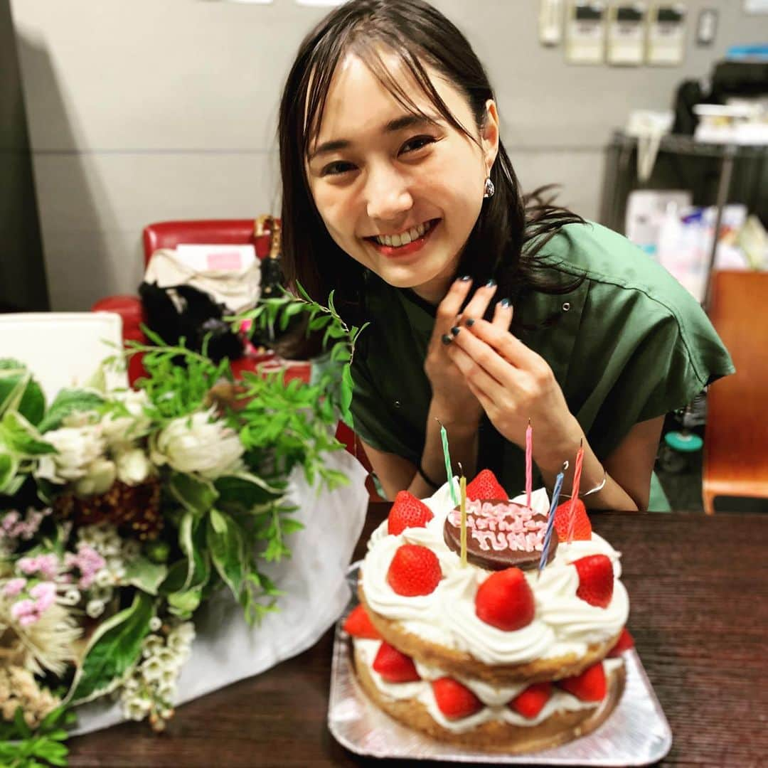 MOREさんのインスタグラム写真 - (MOREInstagram)「撮影終わりのバースデーガール。 8月11日、山の日生まれの友菜ちゃんだけど、実は思いきりインドア派でこの一年の目標は「もっと外に出ること」だそう。それを聞いた土屋巴瑞季ちゃんが「じゃあ今度一緒にラフティング行こう！」と誘う楽しい現場でした。それにしてもいきなりラフティングはハードだな(笑)。 モアに来てくれてから、癒しのオーラでさっそく愛されている友菜ちゃん。これからもよろしくね！ #MORE #moremagjp #デイリーモア #モデル #model #鈴木友菜」8月19日 21時02分 - moremagjp