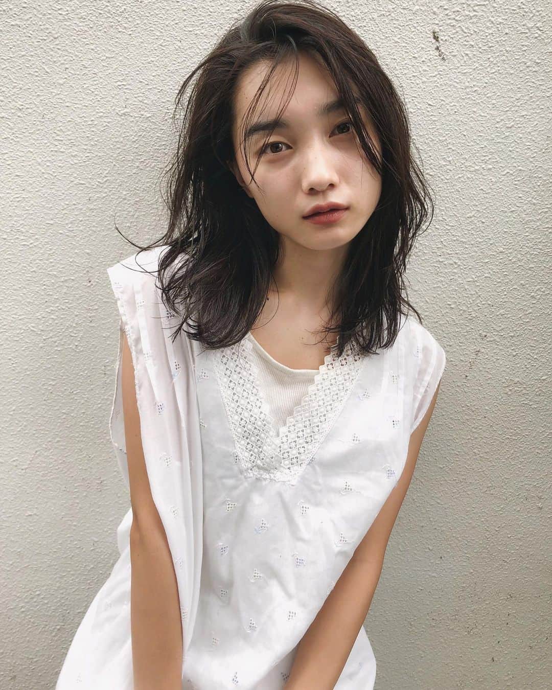 カワシリアツシのインスタグラム：「ななちゃんカット✂︎ レイヤー入れて少し軽めに◎ ・ ・ ・ ・ブリーチの回数がわからない。 ・値段が気になる。 ・ダメージが心配。など なんでもご気軽にご相談ください😊 ・ ご予約やご相談はDM・LINEにて待ちしております。 ・ ・ ・  #アディクシー #イルミナカラー  #外国人風カラー #ミニボブ #切りっぱなしボブ #ハイライト #外ハネ #グラデーション #ベージュ#ポートレート #Wカラー #ストキュア #美容学生 #撮影 #ウルフヘア #ウルフカット  #ショートヘア #グレージュ  #ブルージュ #ブリーチ #portrait #フィルムカメラ #hairstyle #ショートカット #haircolor #ハイトーン #데일리룩 #时尚 #แฟชั่น#デジキュア」