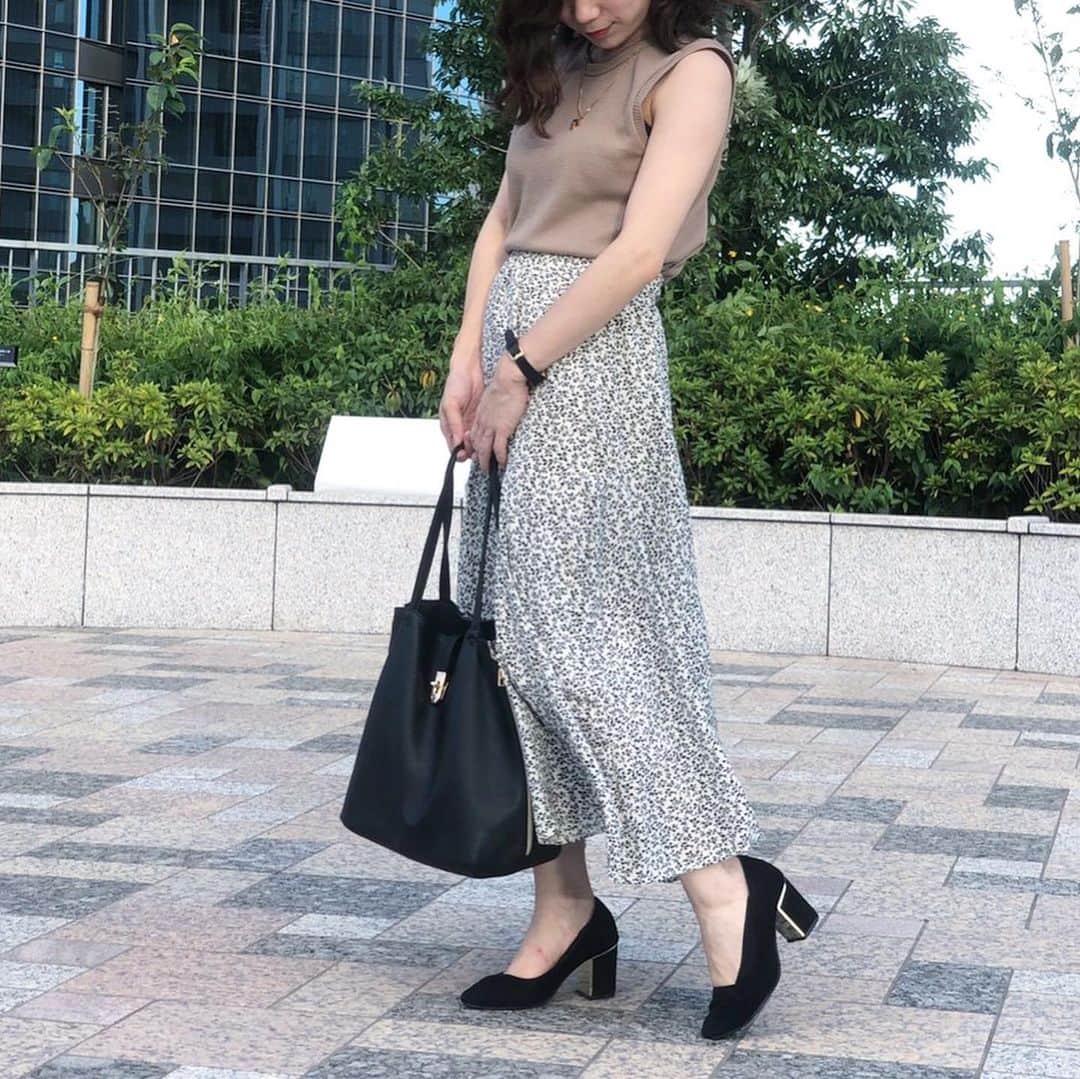 のインスタグラム：「お仕事コーデ👓 シックなカラーでまとめて大人っぽく✨  Aラインのフレアスカートは、ニットと合わせると秋先まで使えてgood！ . ------------------------------ .  #ロングスカート #millennialgeneration 🔍［Aライン 小花柄ミモレスカート］  #バッグ #altrose 🔍［バイカラービッグトート］ ------------------------------ .  #SHOPLIST #SHOPLISTA #LiSTA #ショップリスト #ショップリスタ #プチプラコーディネート#着まわしコーデ #ワントーンコーデ#サマーコーデ#夏コーデ#通勤コーデ#通勤スタイル#通勤服#通勤カバン#通勤バッグ#きれいめコーデ#きれいめカジュアル#大人ファッション#シンプルコーデ#大人カジュアル#キレイめカジュアル#大人カジュアルコーデ#高見えコーデ#デートコーデ#鎌倉デート @shoplist_official」