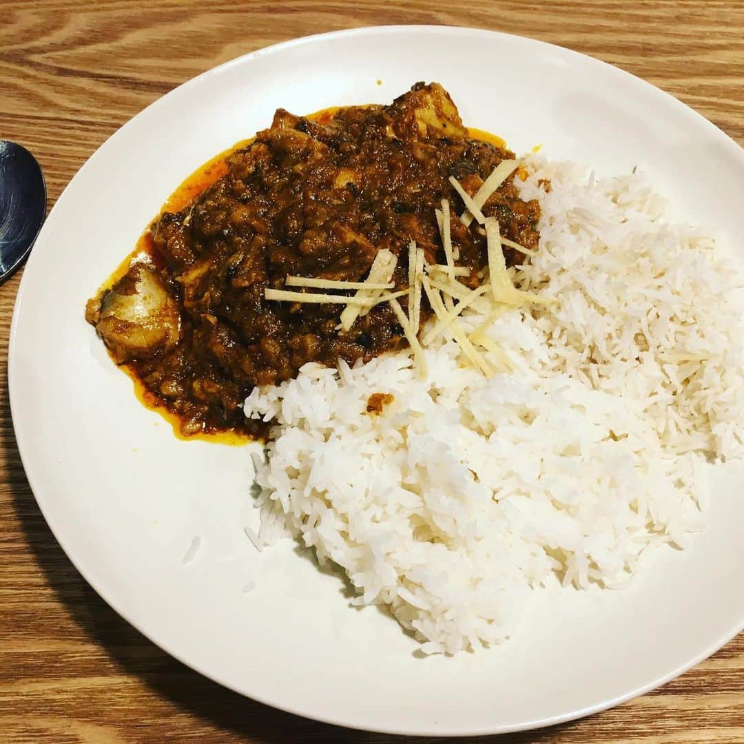トータス松本のインスタグラム：「うおー！ 鯖の水煮缶と黄桃のシロップ漬け缶のダブル缶詰めカレー。これは美味い！びっくりした。カレーのあいがけはよく聞くが、あいめしは見たことないのでバスマティライスとジャスミンライスで。普通の白米がいちばん合うかも、このカレー。 #たまねぎ #入れない #仕上げに #レモンたっぷり #へんなカレーシリーズ #のつもりが #そうでもなくなってきた #もうちょっとがんばる」