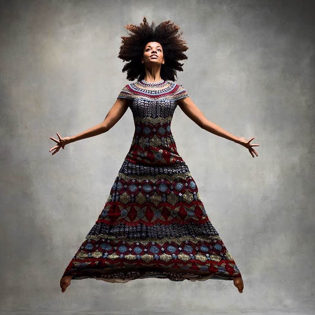 のインスタグラム：「Hand cut lace...Fana Tesfagiorgis in motion. Alvin Ailey America Dance Theatre. @nycdanceproject @alvinailey #contemporarydance @fanaminea」