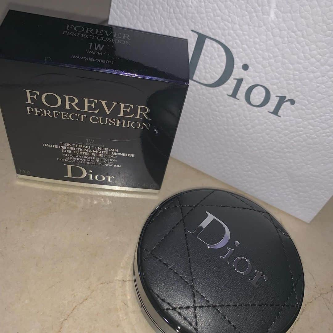 森青葉さんのインスタグラム写真 - (森青葉Instagram)「☺︎︎﻿ new cosme‪⸜‪‪☺︎‬⸝‬‪‪﻿ ﻿ ﻿ ﻿ ﻿ ﻿ ﻿ ﻿ ﻿ ﻿ #dior の新しい #クッションファンデ をゲットしました！﻿ ﻿ ﻿ 厚塗り感ないのにしっかりカバーしてくれる﻿ マットよりのファンデ﻿ ﻿ パウダーいらずだし、ほんとに優秀なのだ。✌🏻️﻿ ﻿ ﻿ ﻿ ﻿ ﻿ ﻿ ﻿ ﻿ ﻿ #cosme #ベースメイク #コスメ﻿ #パッケージが強そう #お気に入りコスメ﻿ #顔の嫌なところ隠しまくり #Dior大好き芸人﻿ #女子力投稿﻿ ﻿ ﻿ #はちロケ #森青葉 #もりりんぐらむ﻿ #instagood #instalike #followme﻿ ﻿」8月19日 21時04分 - aoba__mori_official