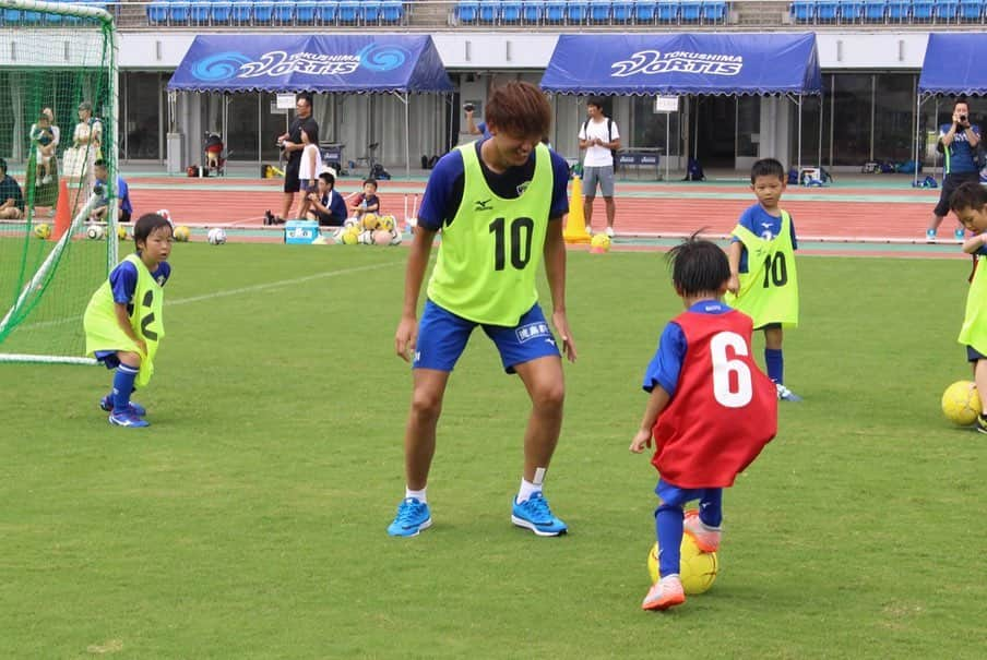 徳島ヴォルティスさんのインスタグラム写真 - (徳島ヴォルティスInstagram)「【 #カノケンサカフェス 】 選手たち、子どもたちの表情をお届け⚽️💨その2✌️ . #徳島ヴォルティス #vortis #wearevortis #サッカー #Jリーグ #鳴門大塚スポーツパークポカリスエットスタジアム #プロサッカー選手 #サッカー日和 #笑顔」8月19日 21時04分 - tokushima_vortis