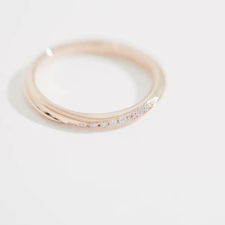ith / イズ オーダメイド結婚指輪さんのインスタグラム写真 - (ith / イズ オーダメイド結婚指輪Instagram)「流線を描くダイヤの石留めが、 ピンクゴールドの指輪に 柔らかく輝く結婚指輪です。 . 肌色に溶け込む ピンクゴールドの色味と、 細身なリング幅が シンプルな中に女性らしさを生み出します。 . . ▽ 指輪について 結婚指輪(女性)：センプレ K18PG：158,000円〜 . . 公式ハッシュタグ🤳✨ #イズマリッジ . . #結婚指輪 #婚約指輪 #プロポーズ  #マリッジリング #エンゲージリング  #指輪 #ダイヤモンド #ブライダルジュエリー  #婚約 #プレ花嫁 #ペアリング #指輪選び  #ウェディングドレス #ナチュラルウェディング  #指輪探し #結婚指輪探し #ゴールドリング  #オーダーメイドリング #結婚式準備  #ウェディング小物 #花嫁 #2019秋婚 #2019冬婚 #2020春婚 #一生もの #ピンクゴールド  #大人婚 #大人かわいい」8月19日 21時05分 - ith_marriage