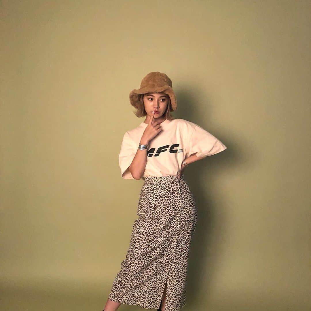 浪花ほのかのインスタグラム：「、 、 、  @freaksstore_official  @mfc_store  MFCさんのTシャツのイメージモデルさんをやらせて頂きました✨  8月21日(水)12:00〜 FREAK'S STORE ONLINE、ZOZOTOWNにて先行予約開始！！！！😍 皆さんお揃いにしましょう🧡🧡」