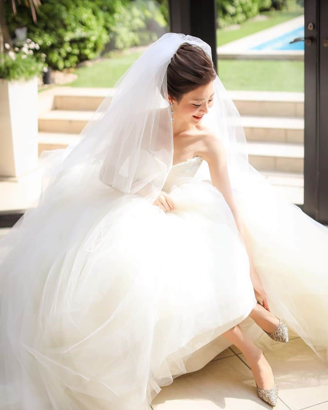 ゼクシィさんのインスタグラム写真 - (ゼクシィInstagram)「【フォトシューティングで撮りたい！実例写真👰📷💕】 . 今回は、素敵な花嫁さんのフォトシューティング実例を 8枚に渡ってご紹介🎵 最後までスワイプしてチェックしてね☝️💗 . こだわりのウエディングドレス、ヘア、ベール アクセサリー、もちろんブーケも😝 花嫁ソロショットはいろんな角度・構図で残したい！ . 新郎との2ショットは思いっきり笑顔で ハッピー感あふれる写真がＧＯＯＤ☺️❣️ . 押さえて欲しいポイントは事前にしっかりと 撮影指示書に組み込んでカメラマンさんとシェアしてね😌🎵 . @moepph_wd さま たくさんのお写真をありがとうございました😌💎 . . +♥+:;;;:+♥+:;;;:+♥+:;;;:+♥+:;;;:+♥+:;;;:+♥ . プロポーズから結婚式まで素敵なお写真募集中！ . ゼクシィ公式アカウントでお写真を紹介してみませんか？ 【#ゼクシィ2019】 を付けて投稿してください📷🌟 . +♥+:;;;:+♥+:;;;:+♥+:;;;:+♥+:;;;:+♥+:;;;:+♥ . ▼花嫁さんダウンロード数No.1 ゼクシィアプリはURLから🕊🍃 @zexyrecruit . . . #ウェディングドレス#花嫁ソロショット#お支度ショット#ドレス迷子#ドレス探し _ #ドレス試着#ドレス試着レポ#ブライダルヘア#ブライダルヘアアクセ#ヘッドドレス#ヘッドパーツ#ブライダルシューズ#前撮りレポ#後撮りレポ _ #全国のプレ花嫁さんと繋がりたい#日本中のプレ花嫁さんと繋がりたい#2019冬婚#2019秋婚#2019夏婚#前撮り#前撮りポーズ#前撮り指示書#tg花嫁#丸の内前撮り _ #青山迎賓館#ゼクシィ#ちーむゼクシィ#プロポーズされたらゼクシィ」8月19日 21時05分 - zexyrecruit