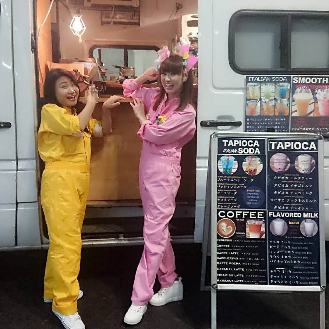 さゆりさんのインスタグラム写真 - (さゆりInstagram)「トット多田君との間に❗たまちゃんが〰️🎶🤣🎶合成みたい🤣🤣🤣 #奇跡のたまちゃん ❤️🤣 #テトリス だったら3人消せる 🤣 #2枚目…さっきのおたけちゃんリベンジ #イベント楽屋にはいつも🎶 #カフェカー が〰️🙌🚐🙌 #Sony さんありがとです‼️🌼🤗🌼 #来てくださったお客様✨ #ほんとに❗ほんとに❗ありがとです‼️ #かつみさゆり  #さゆり #吉本坂46」8月19日 21時14分 - katsumisayuri_sayuri