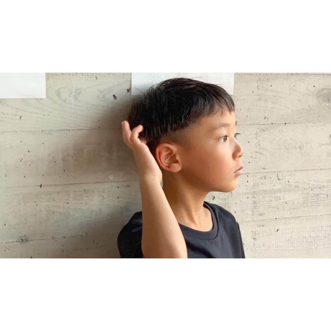 のインスタグラム：「お気に入り👦🏻📷👦🏻in四万十♡  たまにドキッとするような横顔を見せるお兄さんになった長男と、いつまでもbabyみたいでお調子者な次男😂 ふたりのコントラストの強さを毎日楽しませてもらってる♡ただ、体力はまじでついていけない。爆 ・ ・ #四万十ビーチパーティー  #こっちゃんあっくん  #仲良し兄弟」