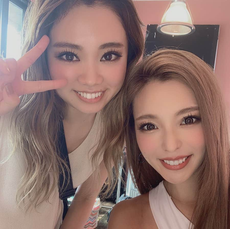 Hitomiさんのインスタグラム写真 - (HitomiInstagram)「❤︎ みんな大好き川畑さん❤️ 川畑さんにメイクしてもらえると とても写真が盛れる❣️🥰 . メンバーもたくさんいて多い時は 20人近くヘアメイクしなきゃいけなくて 可愛い系だったり、クール系だったり 色々な系統のキャラクターの顔立ちがある中で みんなの盛れる顔を作れるって本当にすごい！！✨✨ 川畑さんにメイクしてもらえた日は 気分がるんるんだし、 いつも以上にいい表情が出来るし 写真たくさん撮っちゃう💓 むしろそのままお出かけしたい😍笑 今日はもう落とさないで寝よー🙄 . いつもありがとうございます❤️❤️ . #cyberjapan専属ヘアメイクさん ❤️ #川畑さん  #川畑盛れメイク #warpも川畑盛れメイク」8月19日 21時13分 - hitomi_01270