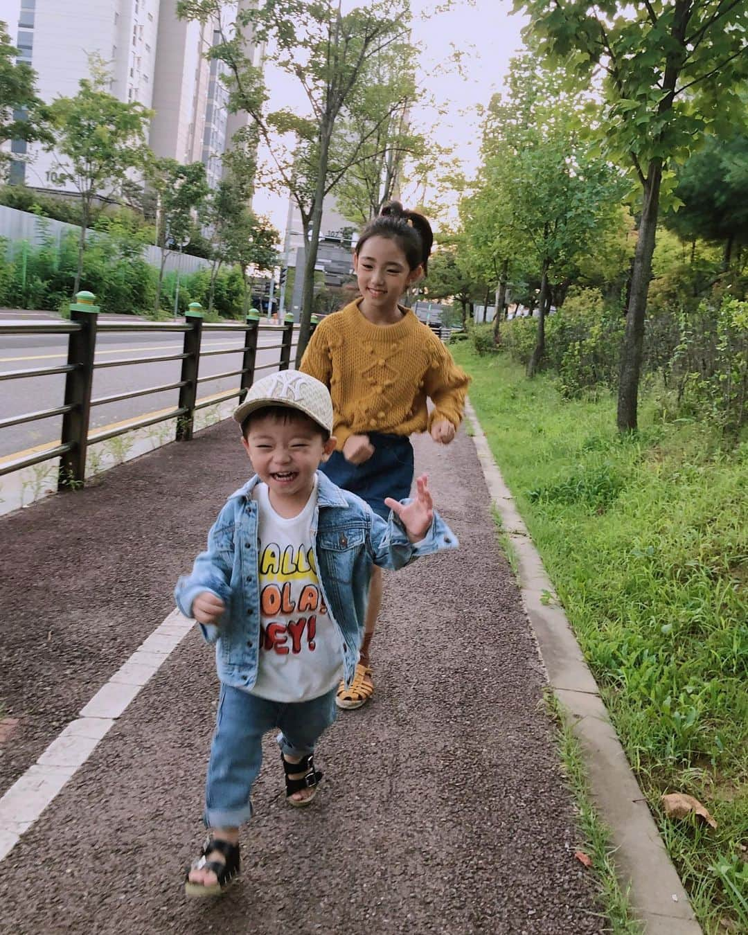 ウンチェさんのインスタグラム写真 - (ウンチェInstagram)「. 뜽유 얼집 간 사이에 , 은채랑 쇼핑하러 갔다가  은채 옷도 사고 뜽유 옷도 사고🛍  가을룩인데 빨리 입혀보고 싶어서  집에 오자마자 바로 입혀봄 🙊 - - - @ZARA #자라 #ZARAKidsKorea #ZARA19AW #ZARAFamily #남매 #남매룩 #시밀러룩 #가을룩 #은채 #승유」8月19日 21時20分 - __leehye