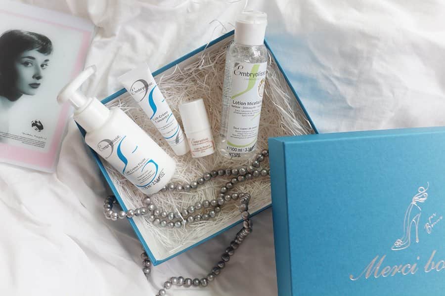 リナのインスタグラム：「話題のコスメをお得にお試しできる 【Merci Box】 vol.4 が届いたので、早速開封〜🎁 . vol.4は、フランス・パリ発の老舗ブランド 『アンブリオリス(Embryolisse.)』の人気コスメの詰め合わせ🧡 . メイク下地にもなるモイスチャークリームとして有名な、 『#アンブリオリス 』は、 フランス・パリの皮膚科専門医が処方した１本のクリームが始まりらしいょ🌟 . 今回のボックスにも、 その有名なモイスチャークリームをはじめとした、 モイスチャーミルク クレンジングミセルローション、 ラディアントアイ が入っていました🤗 . 名前は知っていたし、 店頭でもみたことがあったけど、 使ったことはなかったアイテムなので、 こういう機会に使えて嬉しい❤︎ . 現品一本も嬉しいけど、 現品より一回り小さいこのくらいのサイズがたくさん入ってる方が嬉しかったりするよね😋❣️ . 定価6,000円越えの内容が、 半額で買えちゃうのは、やっぱりお得っ👑 . 数量限定なので、 気になる方はお早めに！ ................................................ @store.bonne @embryolisse_japan #bonneのある暮らし #storebonne #embryolisse #アンブリオリス #モイスチャークリーム #下地にもなる保湿クリーム #スキンケア #下地クリーム #保湿クリーム #sponsored #コスメ好きさんと繋がりたい #美容好きさんと繋がりたい #フランス #🇫🇷」