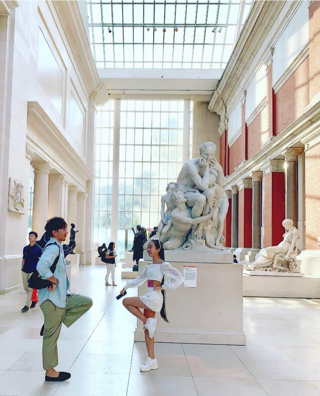 Laraさんのインスタグラム写真 - (LaraInstagram)「@daichi_1127 was in NY and I was in NY so we met up! Then we went to the MET! It’s my dream to become a met gala designer!!!!!! .  ニューヨークに遊びに来てたダイチさんと メットガラのドレスを見にメトロポリタン美術館へ。 今年のテーマはcamp✨(不自然なもの) @metmuseum  #larasummerholiday  #ニューヨーク」8月19日 21時21分 - fa_la_lara