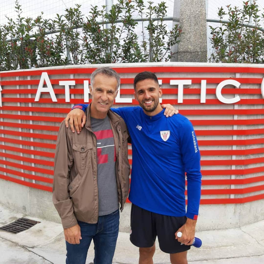 アスレティック・ビルバオさんのインスタグラム写真 - (アスレティック・ビルバオInstagram)「🎂 Cuando tu padre se acerca a felicitarte al entrenamiento. Meho & Kenan Kodro ⠀⠀⠀⠀⠀⠀⠀⠀⠀ 📍 Lezama ⠀⠀⠀⠀⠀⠀⠀⠀ #ZorionakKenan」8月19日 21時21分 - athleticclub